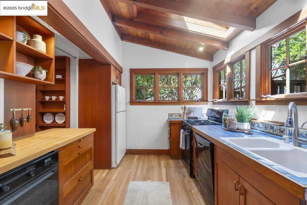 Detail Gallery Image 12 of 53 For 1125 Keith Avenue, Berkeley,  CA 94708 - 3 Beds | 2/1 Baths