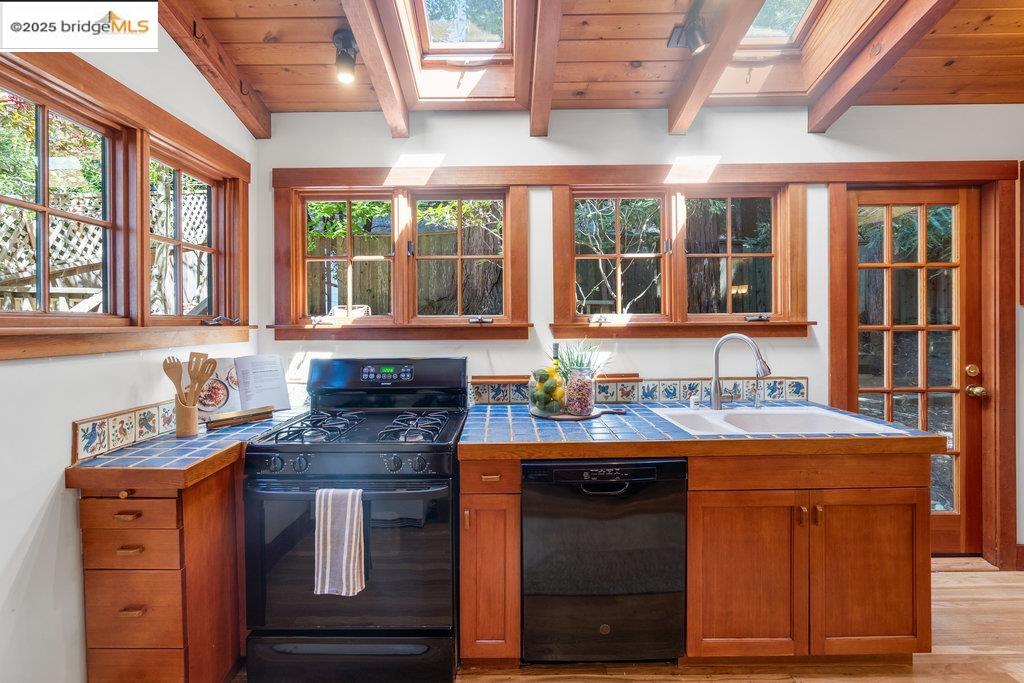 Detail Gallery Image 15 of 53 For 1125 Keith Avenue, Berkeley,  CA 94708 - 3 Beds | 2/1 Baths