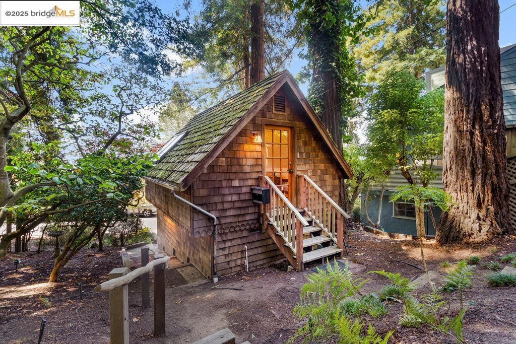 Detail Gallery Image 39 of 53 For 1125 Keith Avenue, Berkeley,  CA 94708 - 3 Beds | 2/1 Baths