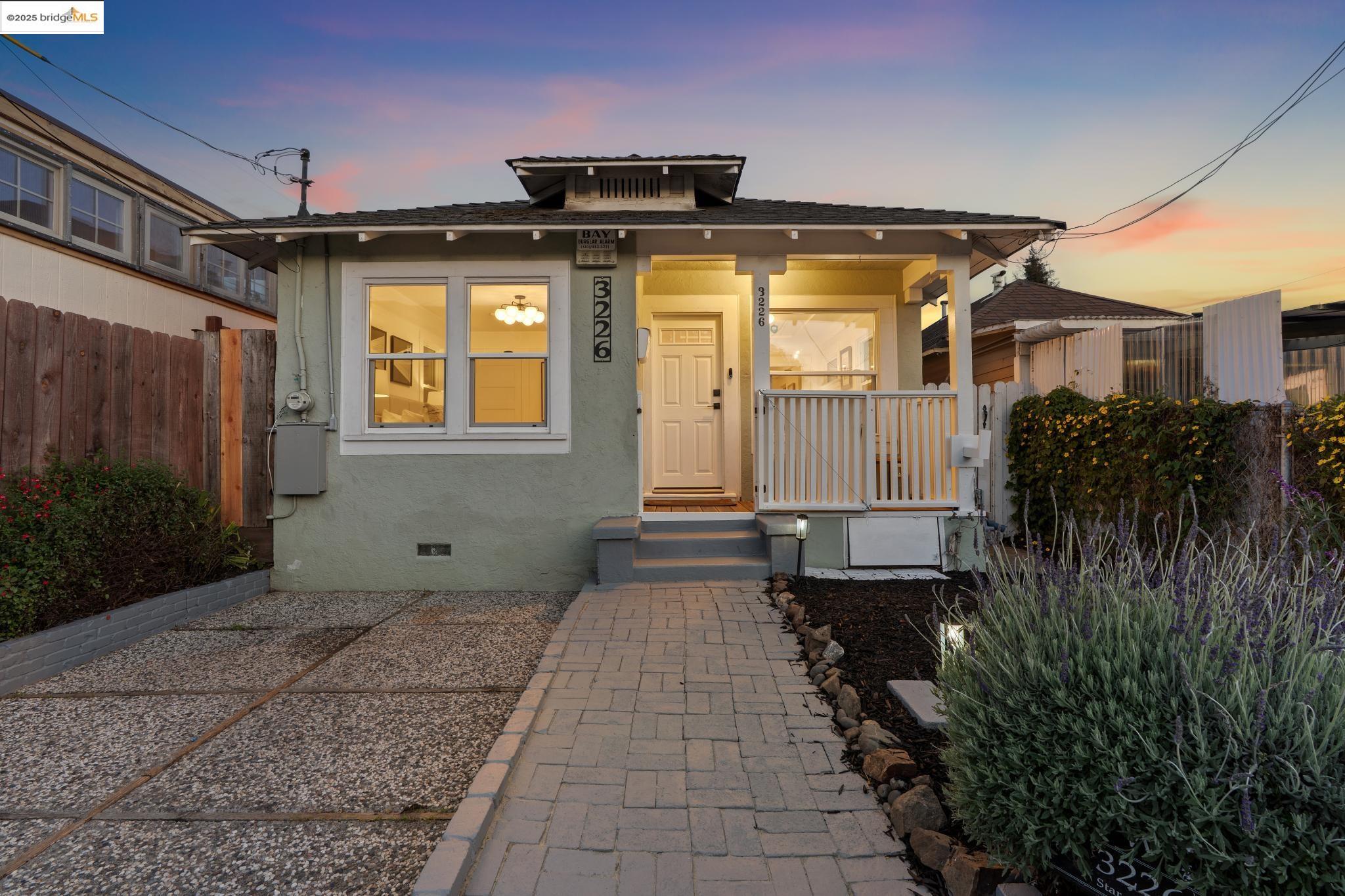 Detail Gallery Image 2 of 32 For 3226 Star Avenue, Oakland,  CA 94619 - 2 Beds | 1 Baths