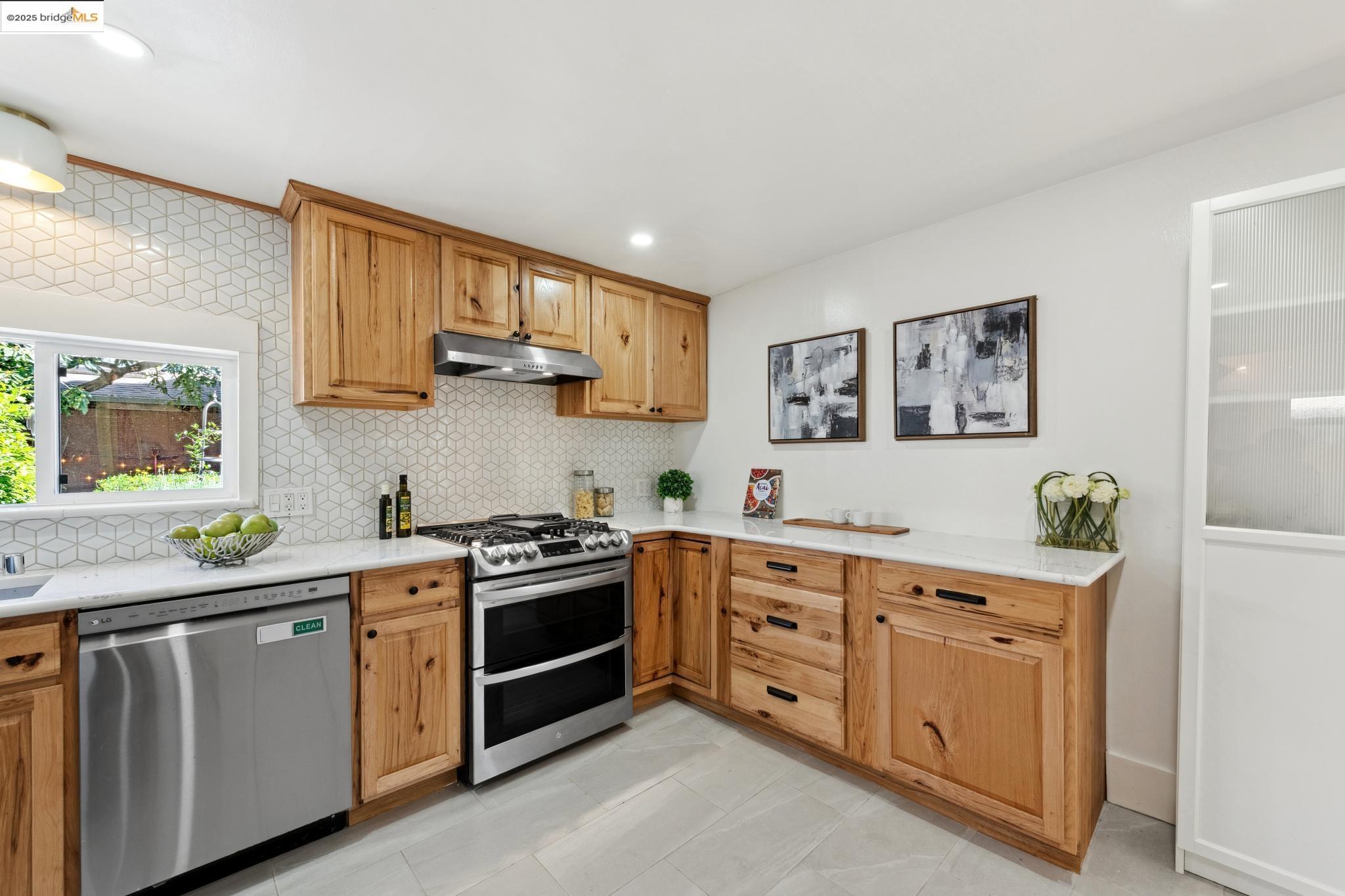 Detail Gallery Image 13 of 32 For 3226 Star Avenue, Oakland,  CA 94619 - 2 Beds | 1 Baths