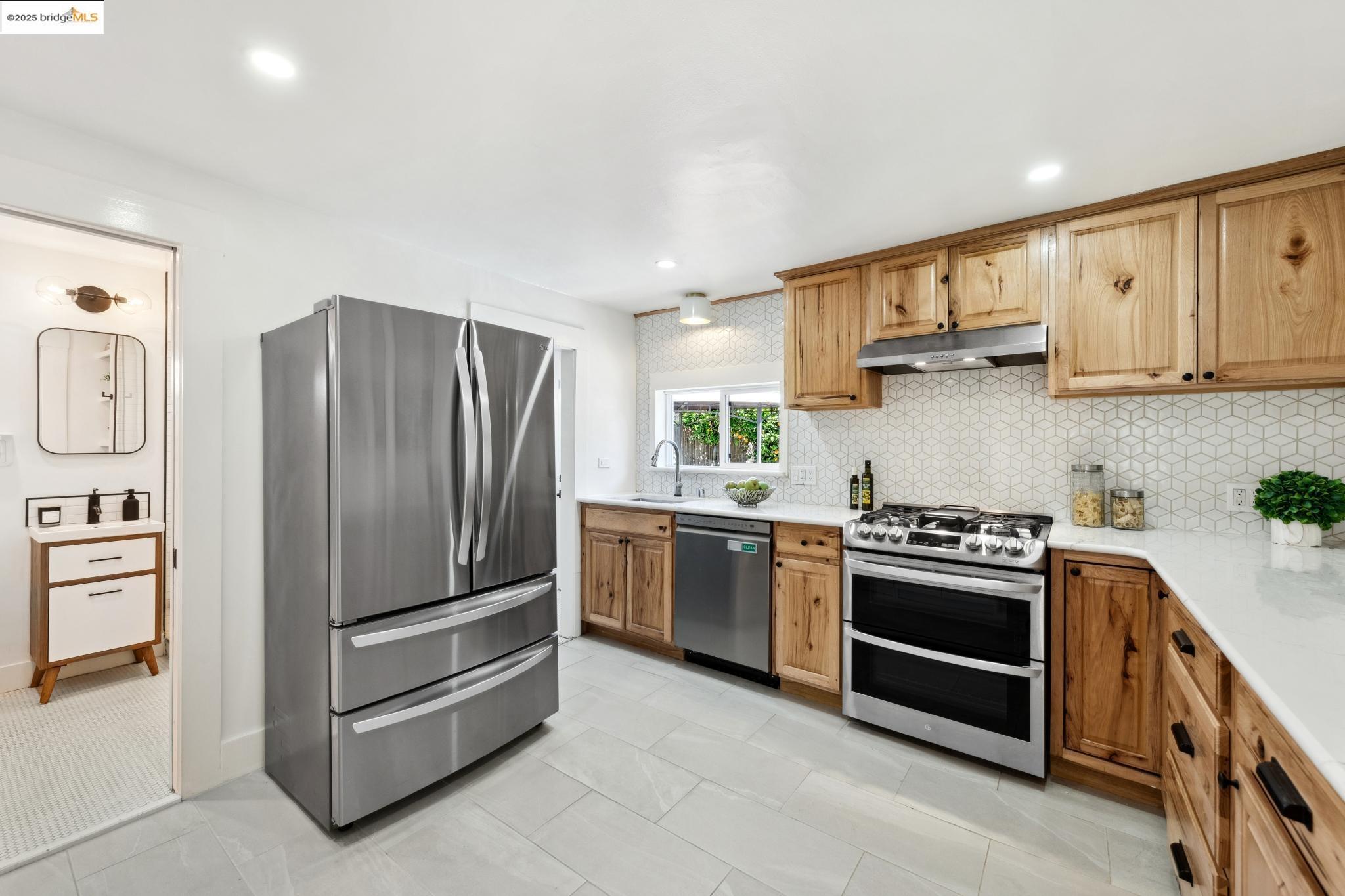 Detail Gallery Image 15 of 32 For 3226 Star Avenue, Oakland,  CA 94619 - 2 Beds | 1 Baths