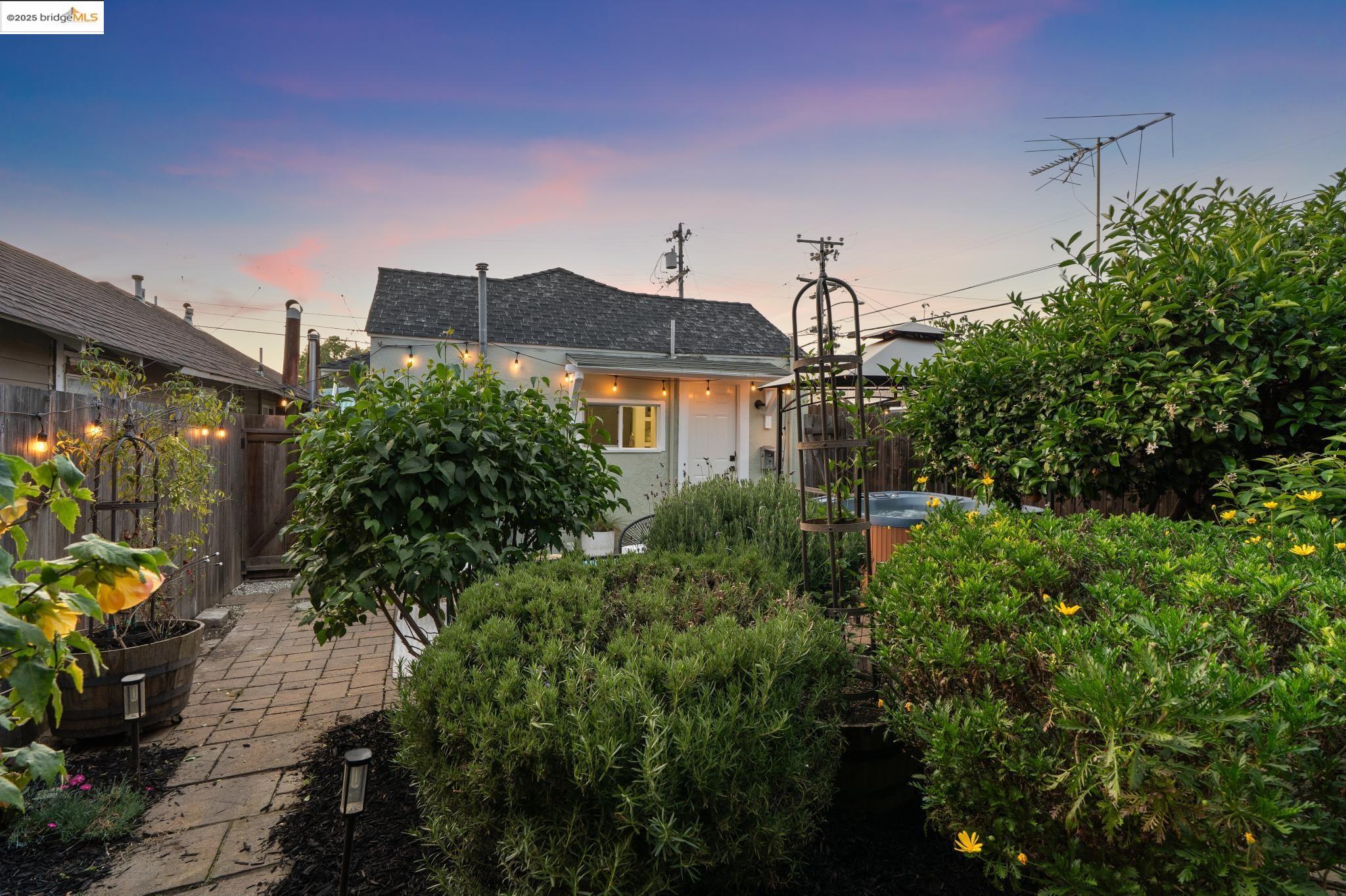 Detail Gallery Image 26 of 32 For 3226 Star Avenue, Oakland,  CA 94619 - 2 Beds | 1 Baths
