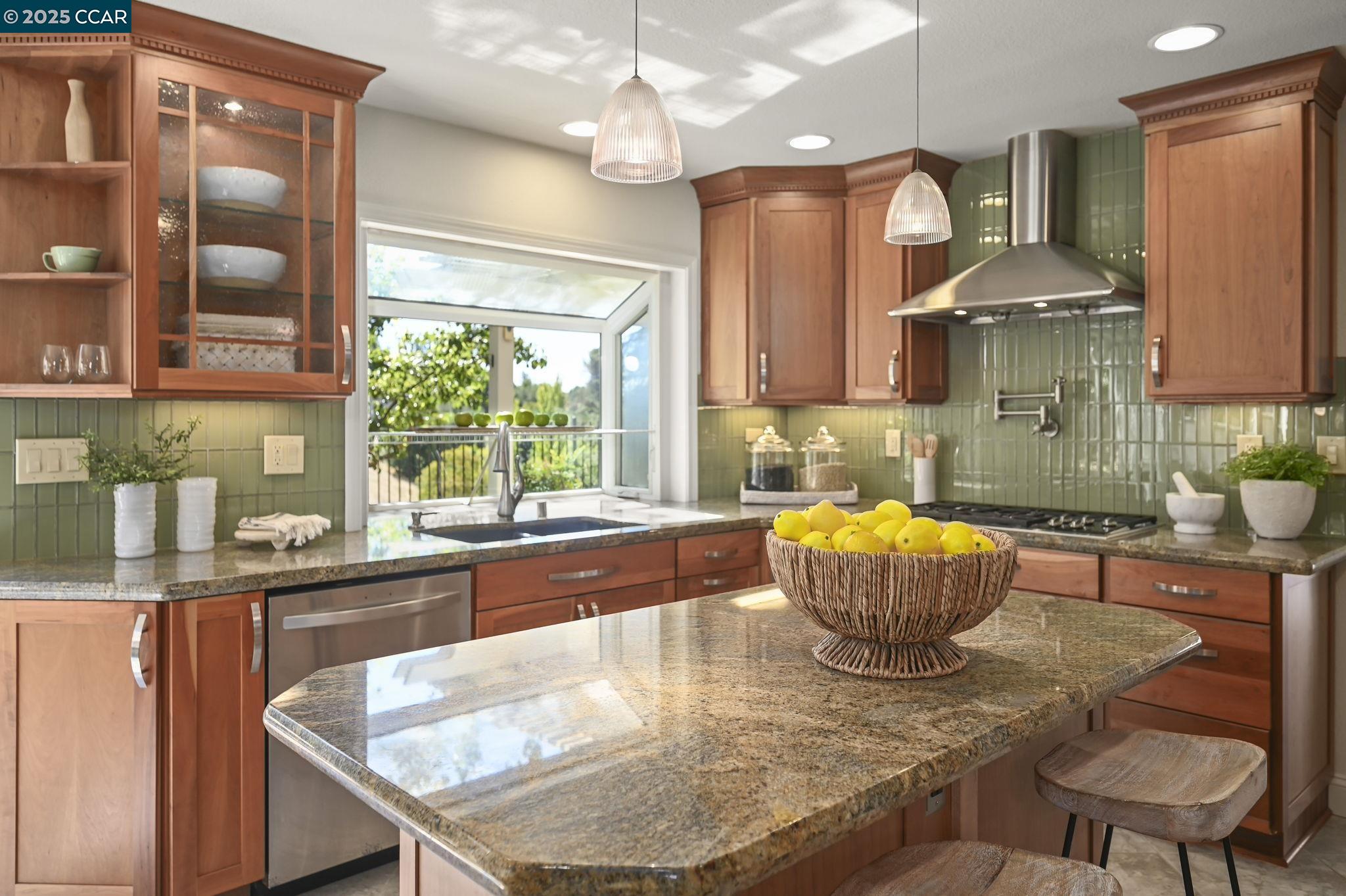 Detail Gallery Image 9 of 42 For 1020 Canyon Hills Road, San Ramon,  CA 94582 - 4 Beds | 2/1 Baths