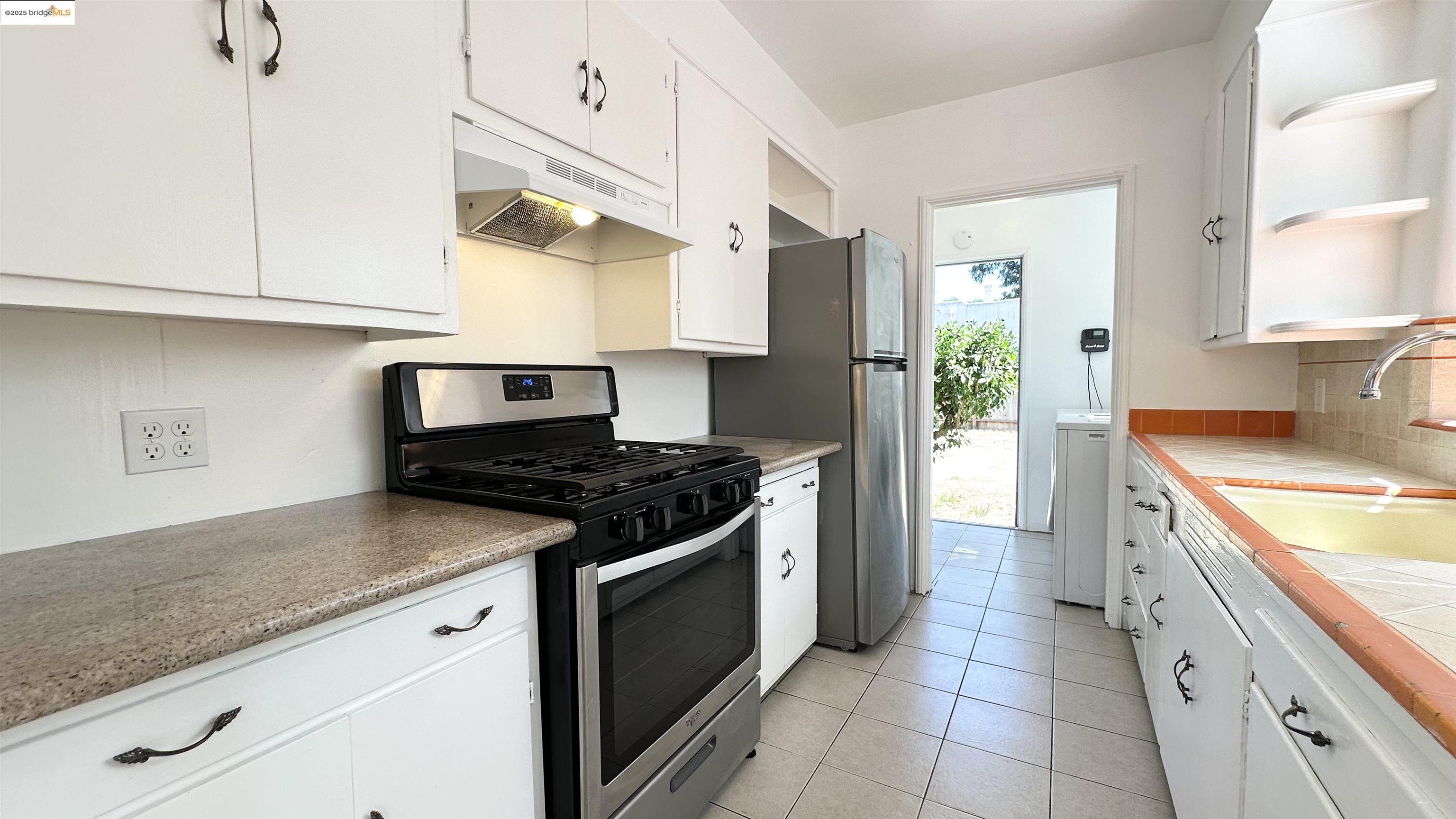 Detail Gallery Image 13 of 36 For High St, Oakland,  CA 94619 - 2 Beds | 1 Baths