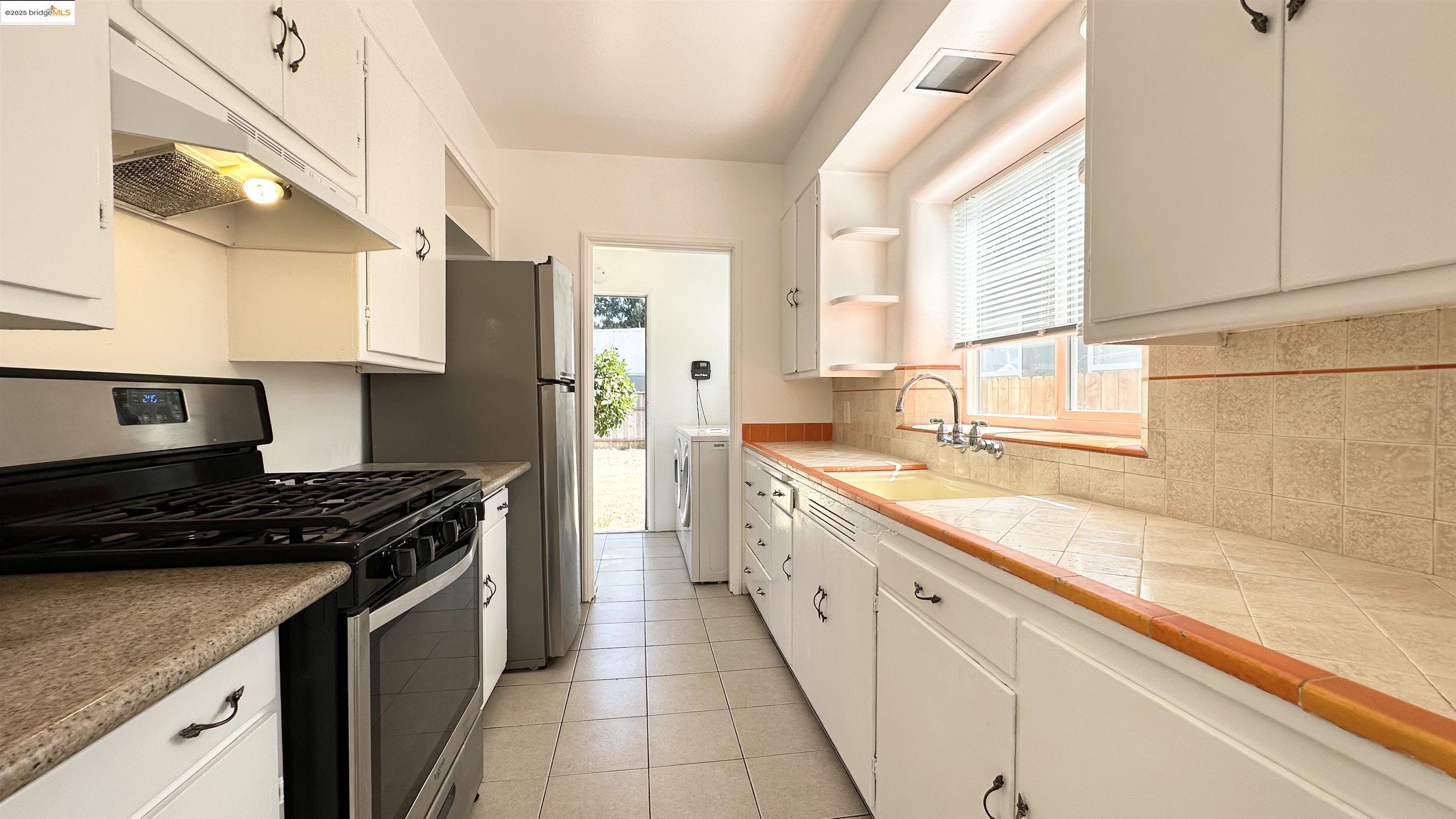 Detail Gallery Image 3 of 36 For High St, Oakland,  CA 94619 - 2 Beds | 1 Baths