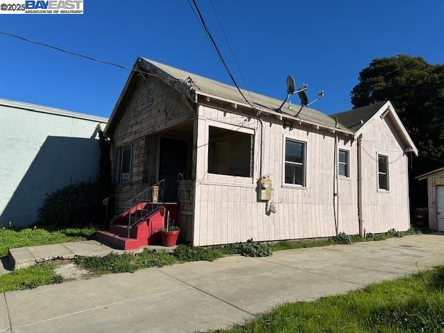 Detail Gallery Image 11 of 14 For 1024 50th Ave, Oakland,  CA 94601 - 2 Beds | 1 Baths