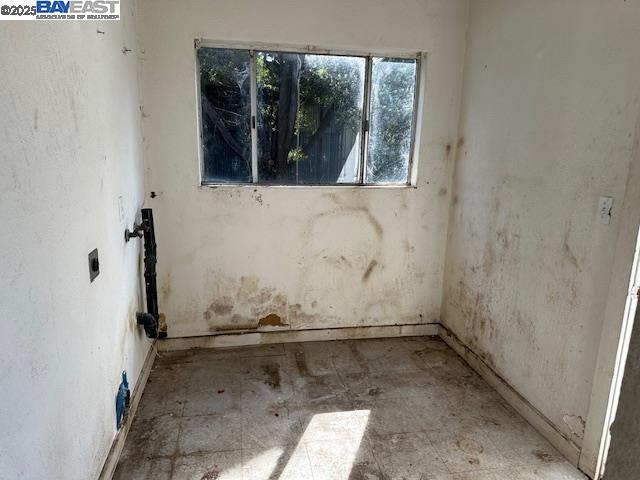 Detail Gallery Image 8 of 14 For 1024 50th Ave, Oakland,  CA 94601 - 2 Beds | 1 Baths