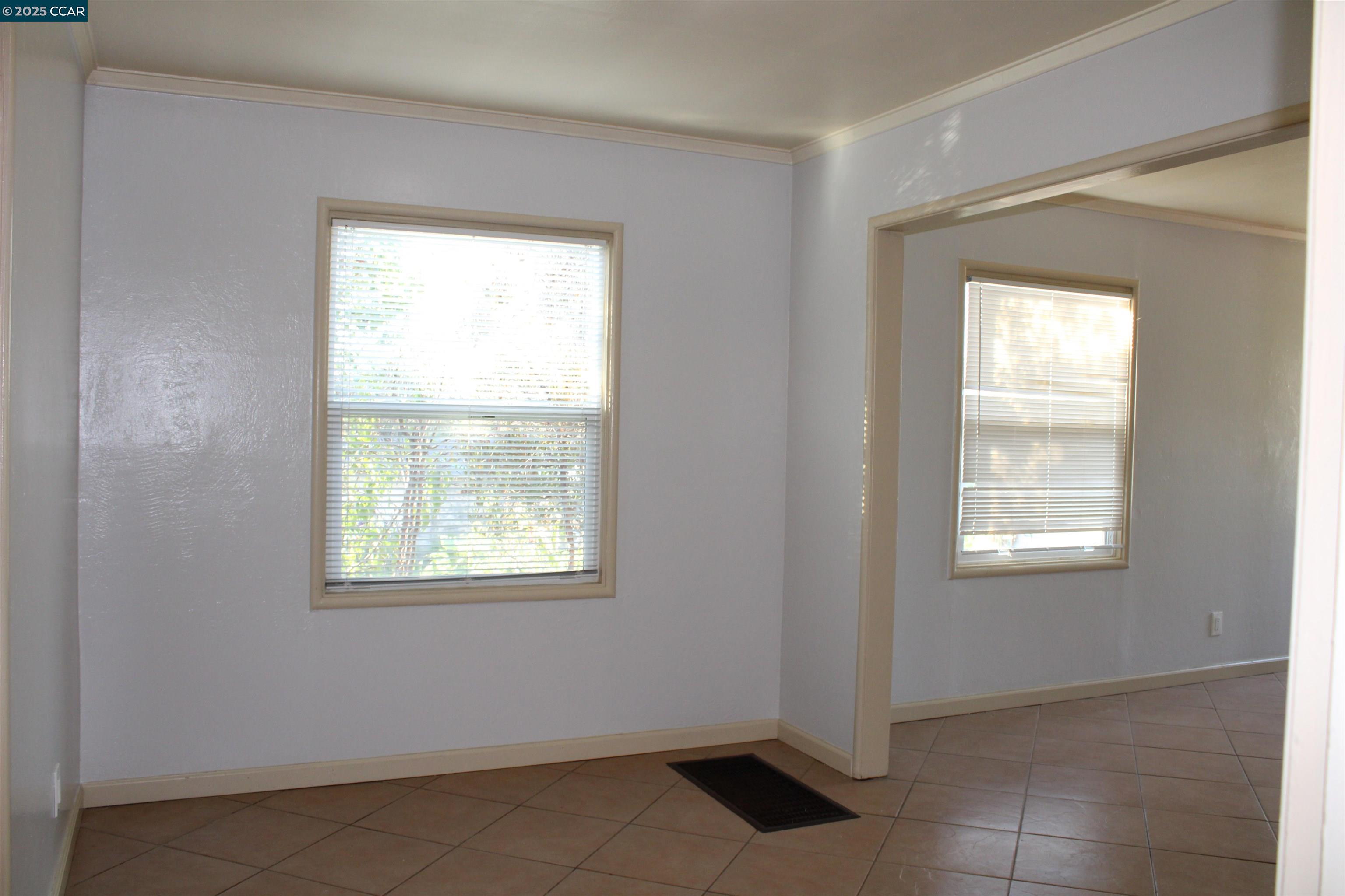 Detail Gallery Image 3 of 14 For 2910 Clinton Ave, Richmond,  CA 94804 - 3 Beds | 1 Baths