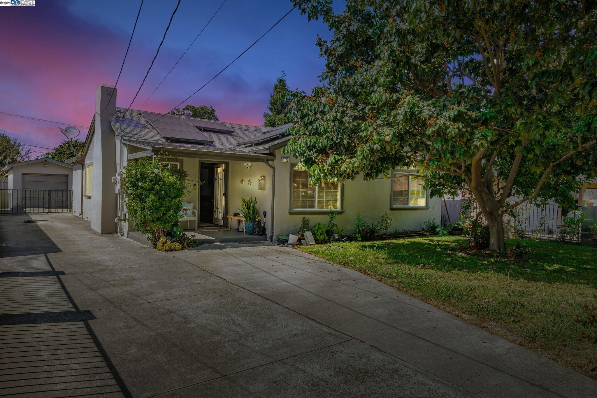 Detail Gallery Image 1 of 27 For 1127 Madera Ave, Menlo Park,  CA 94025 - 3 Beds | 2 Baths
