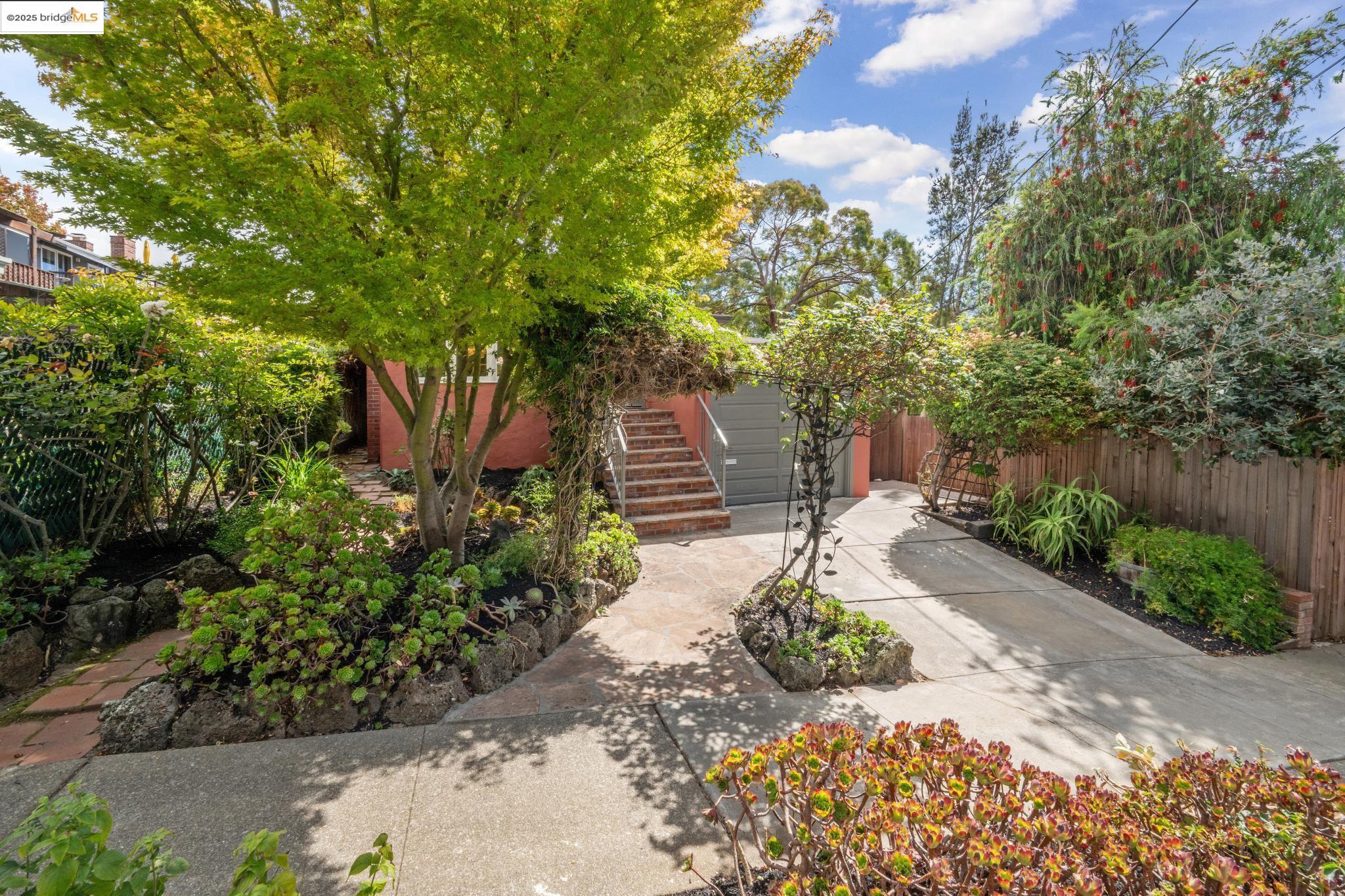 Detail Gallery Image 2 of 47 For 1510 Valley Rd, Kensington,  CA 94707 - 2 Beds | 2 Baths