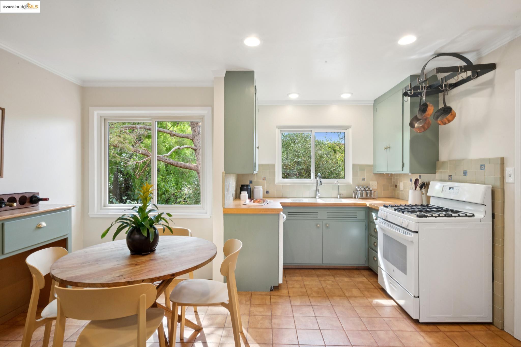 Detail Gallery Image 14 of 47 For 1510 Valley Rd, Kensington,  CA 94707 - 2 Beds | 2 Baths