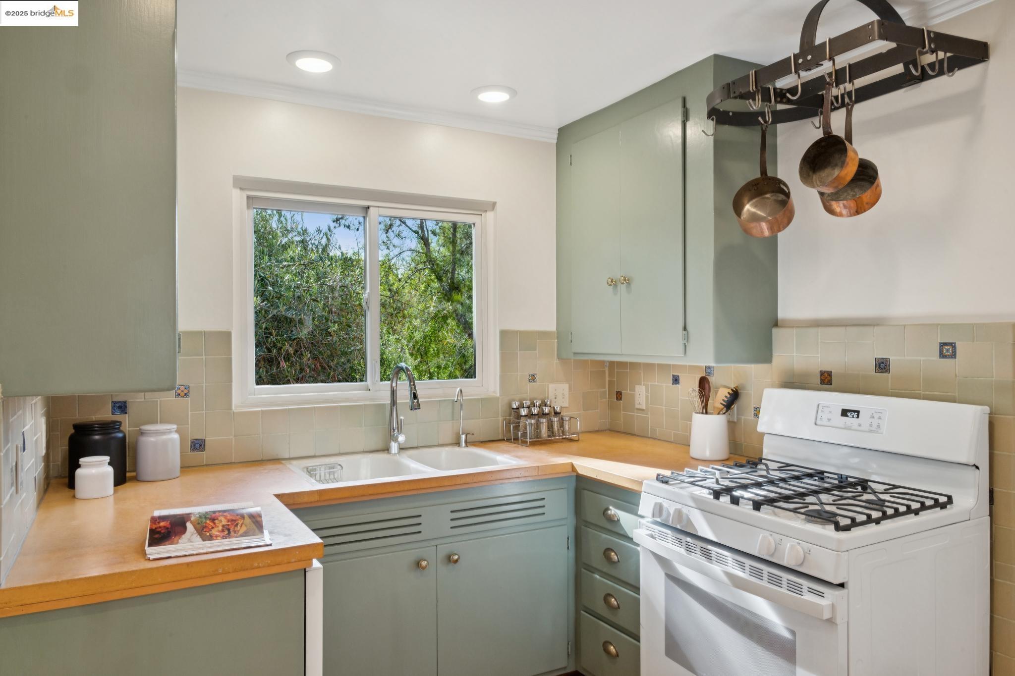 Detail Gallery Image 15 of 47 For 1510 Valley Rd, Kensington,  CA 94707 - 2 Beds | 2 Baths