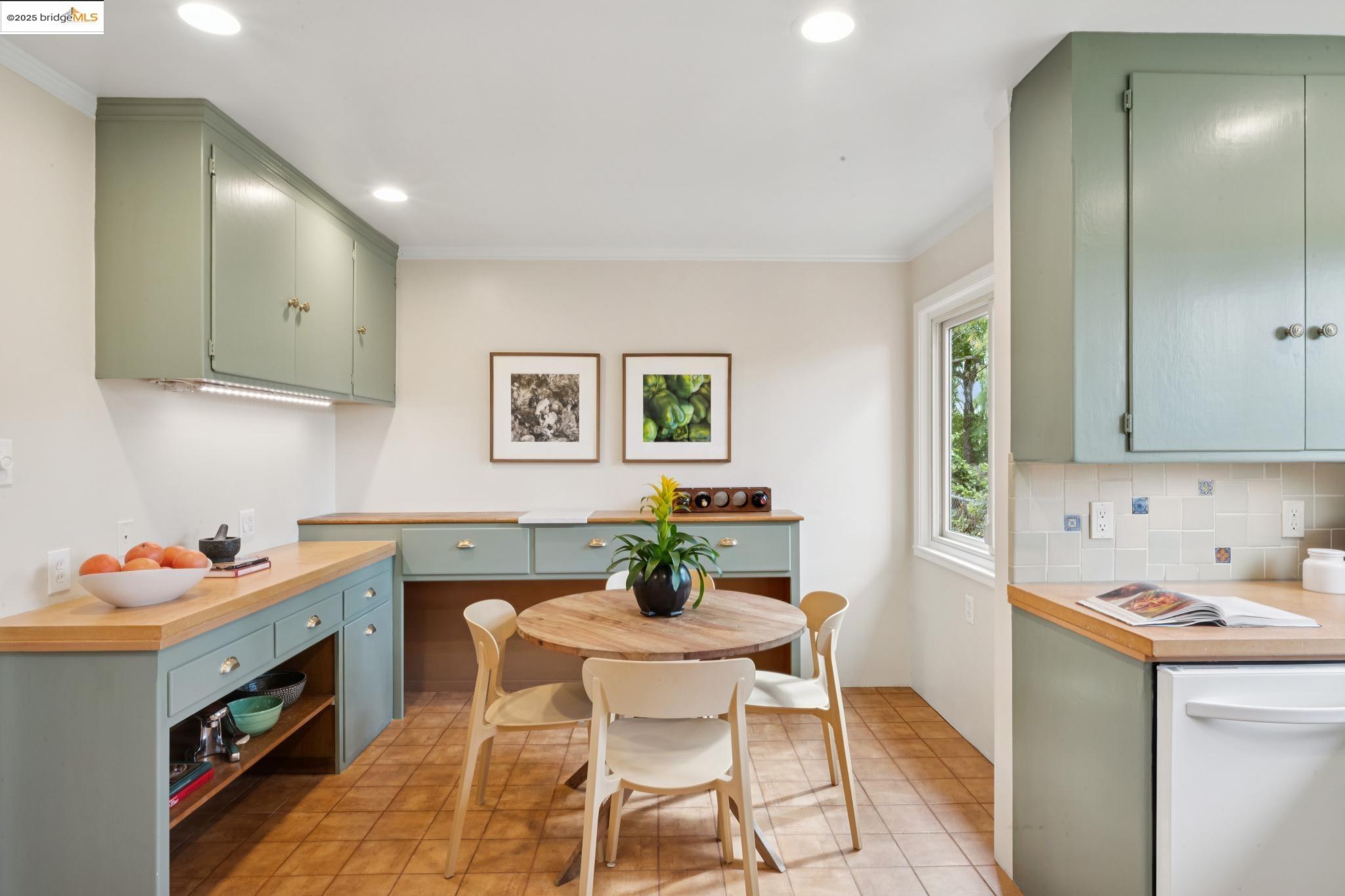 Detail Gallery Image 16 of 47 For 1510 Valley Rd, Kensington,  CA 94707 - 2 Beds | 2 Baths
