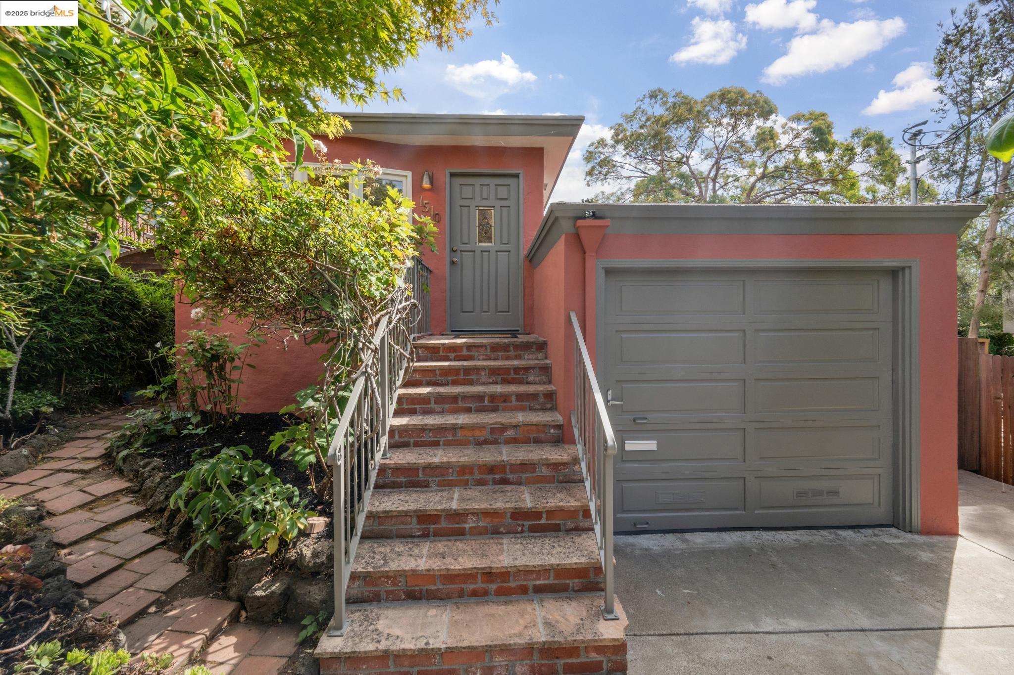 Detail Gallery Image 3 of 47 For 1510 Valley Rd, Kensington,  CA 94707 - 2 Beds | 2 Baths