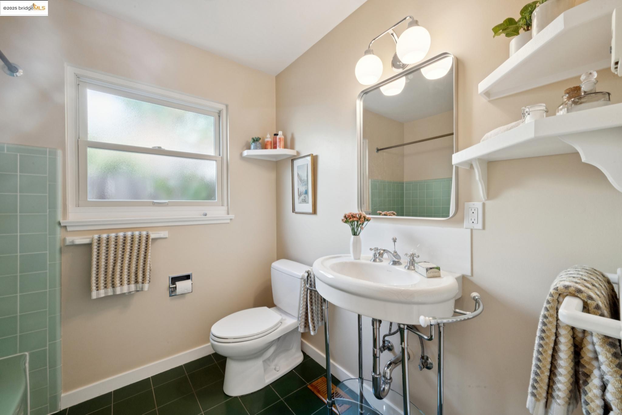 Detail Gallery Image 21 of 47 For 1510 Valley Rd, Kensington,  CA 94707 - 2 Beds | 2 Baths