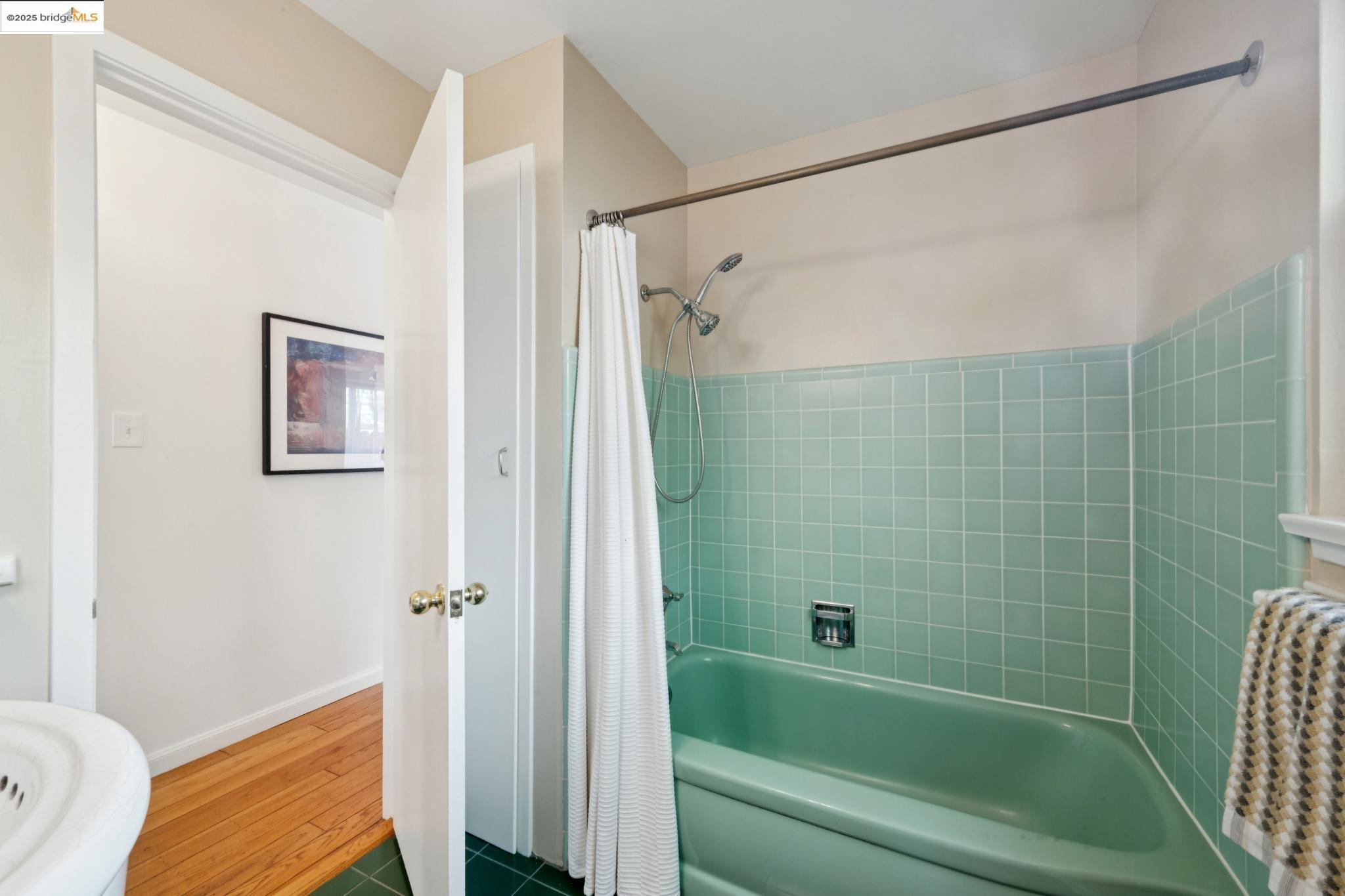 Detail Gallery Image 22 of 47 For 1510 Valley Rd, Kensington,  CA 94707 - 2 Beds | 2 Baths