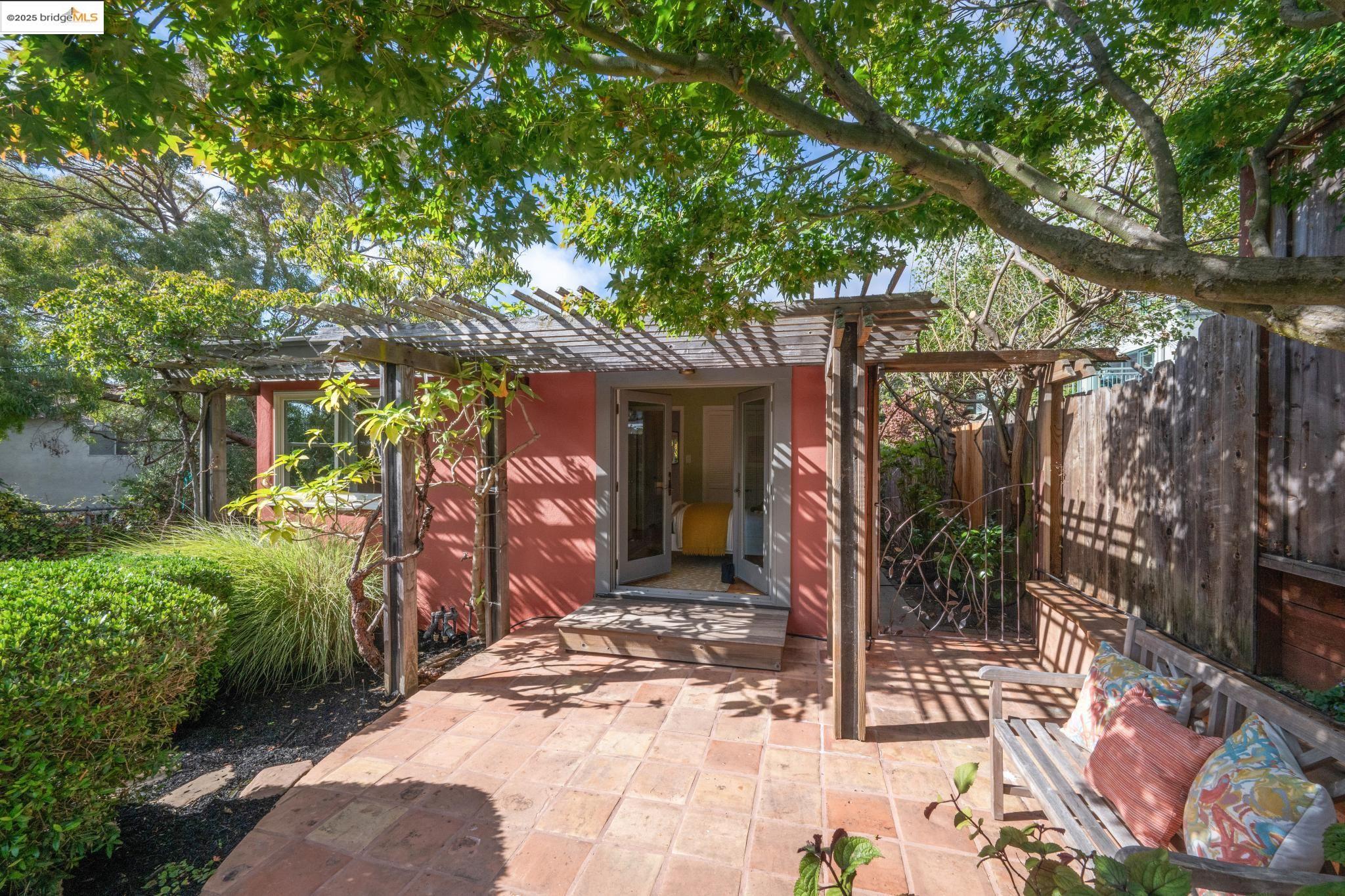 Detail Gallery Image 30 of 47 For 1510 Valley Rd, Kensington,  CA 94707 - 2 Beds | 2 Baths