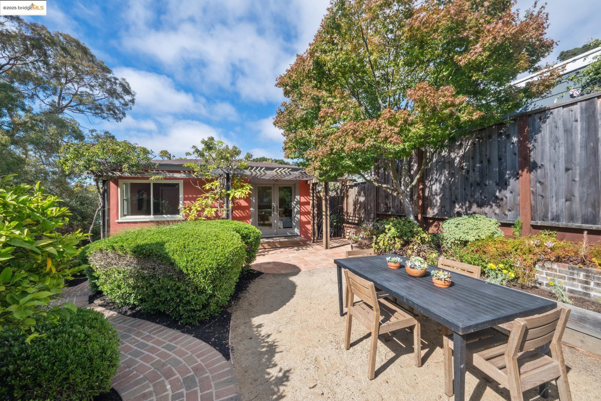 Detail Gallery Image 32 of 47 For 1510 Valley Rd, Kensington,  CA 94707 - 2 Beds | 2 Baths
