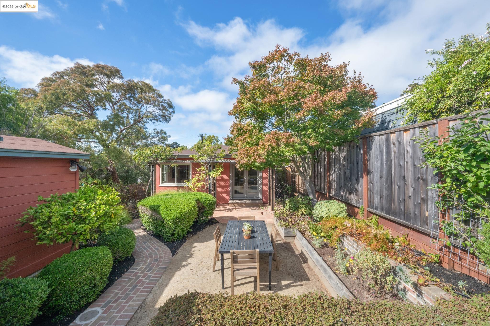 Detail Gallery Image 34 of 47 For 1510 Valley Rd, Kensington,  CA 94707 - 2 Beds | 2 Baths