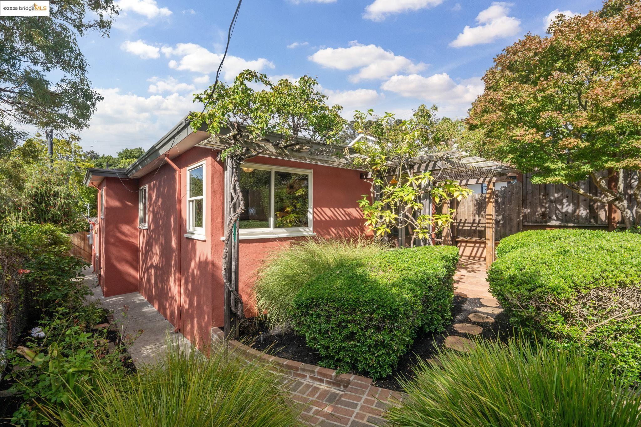 Detail Gallery Image 45 of 47 For 1510 Valley Rd, Kensington,  CA 94707 - 2 Beds | 2 Baths