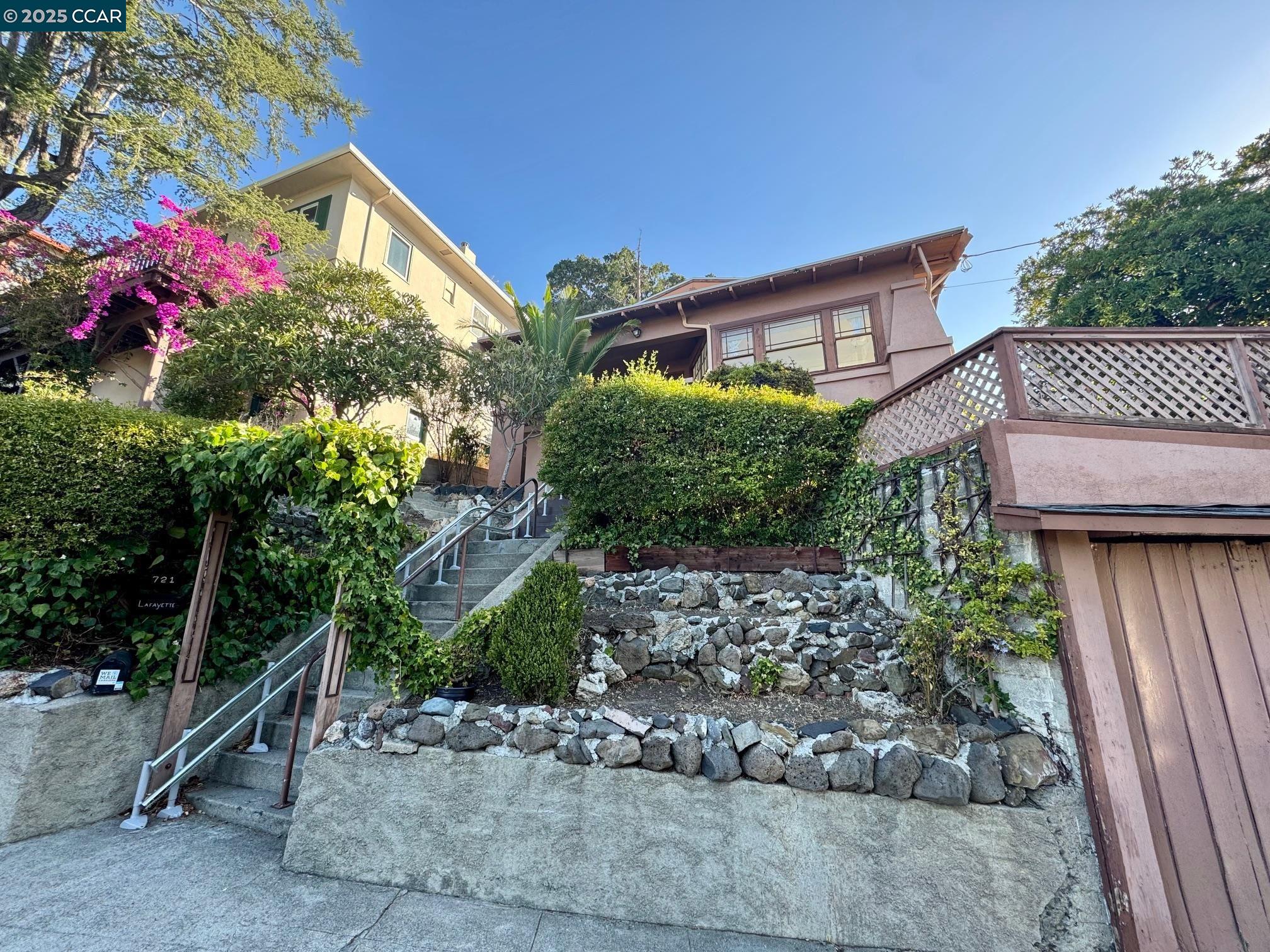 Detail Gallery Image 1 of 25 For 721 Lafayette Street, Martinez,  CA 94553 - 3 Beds | 1/1 Baths