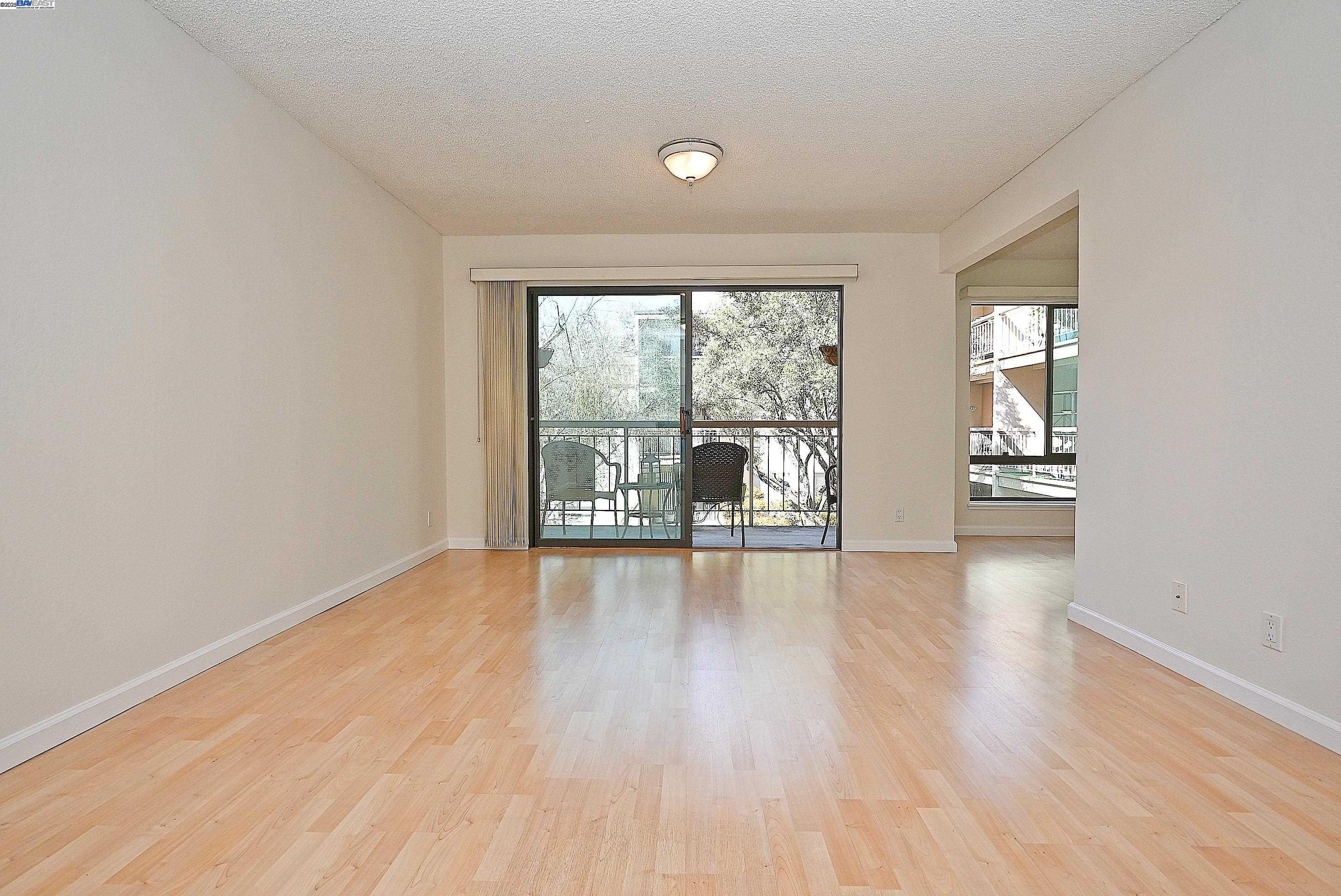 Detail Gallery Image 2 of 37 For 320 N Civic Dr #307,  Walnut Creek,  CA 94596 - 1 Beds | 1 Baths