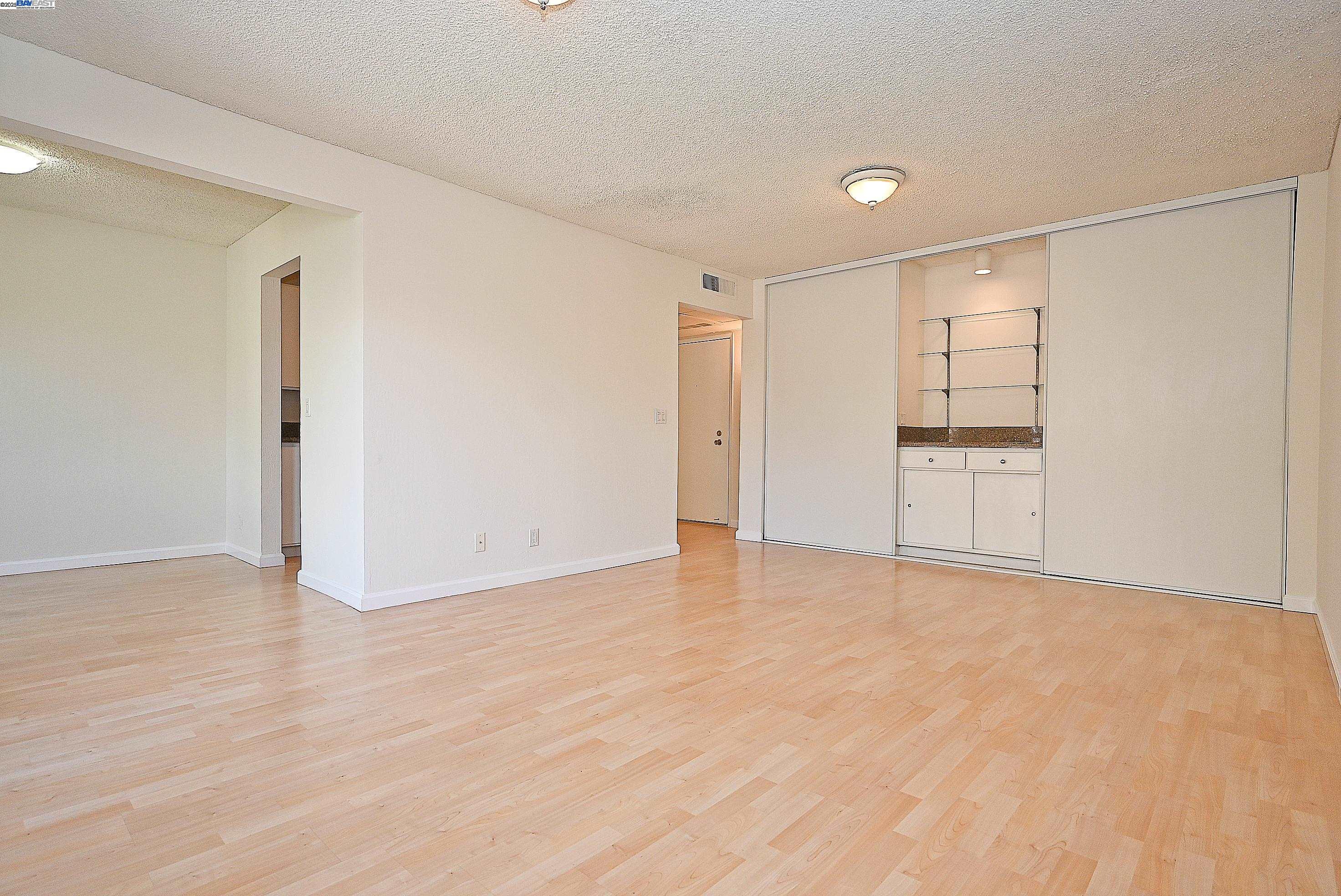 Detail Gallery Image 4 of 37 For 320 N Civic Dr #307,  Walnut Creek,  CA 94596 - 1 Beds | 1 Baths