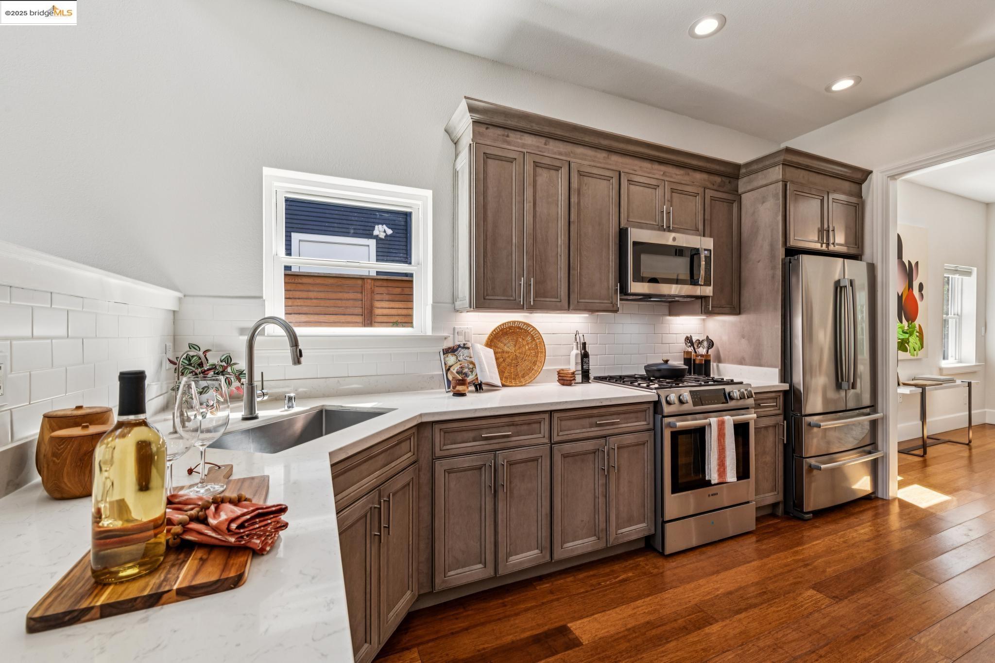 Detail Gallery Image 11 of 57 For 625 Stannage Ave, Albany,  CA 94706 - 5 Beds | 3/1 Baths