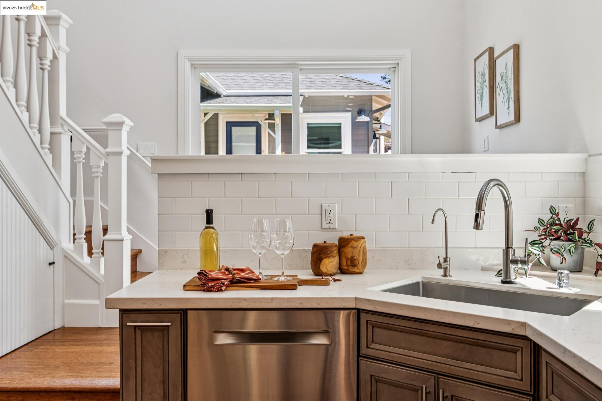 Detail Gallery Image 13 of 57 For 625 Stannage Ave, Albany,  CA 94706 - 5 Beds | 3/1 Baths