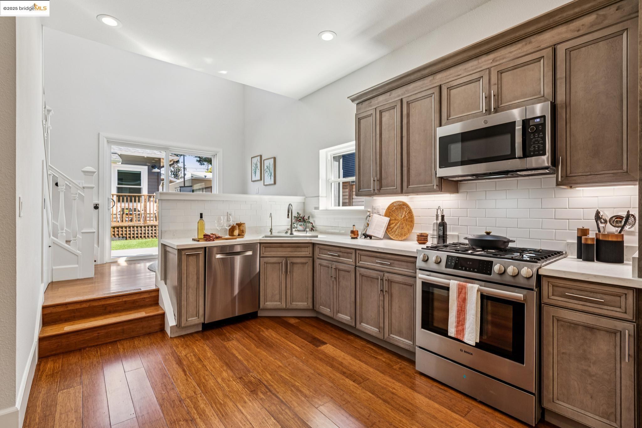 Detail Gallery Image 10 of 57 For 625 Stannage Ave, Albany,  CA 94706 - 5 Beds | 3/1 Baths