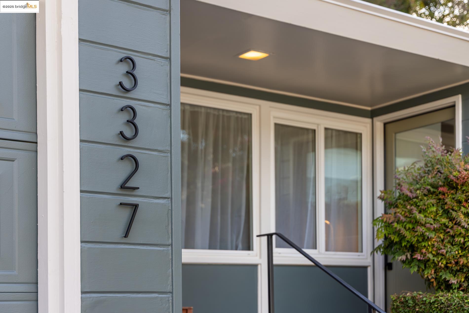 Detail Gallery Image 3 of 40 For 3327 Victor Ave, Oakland,  CA 94602 - 3 Beds | 2 Baths