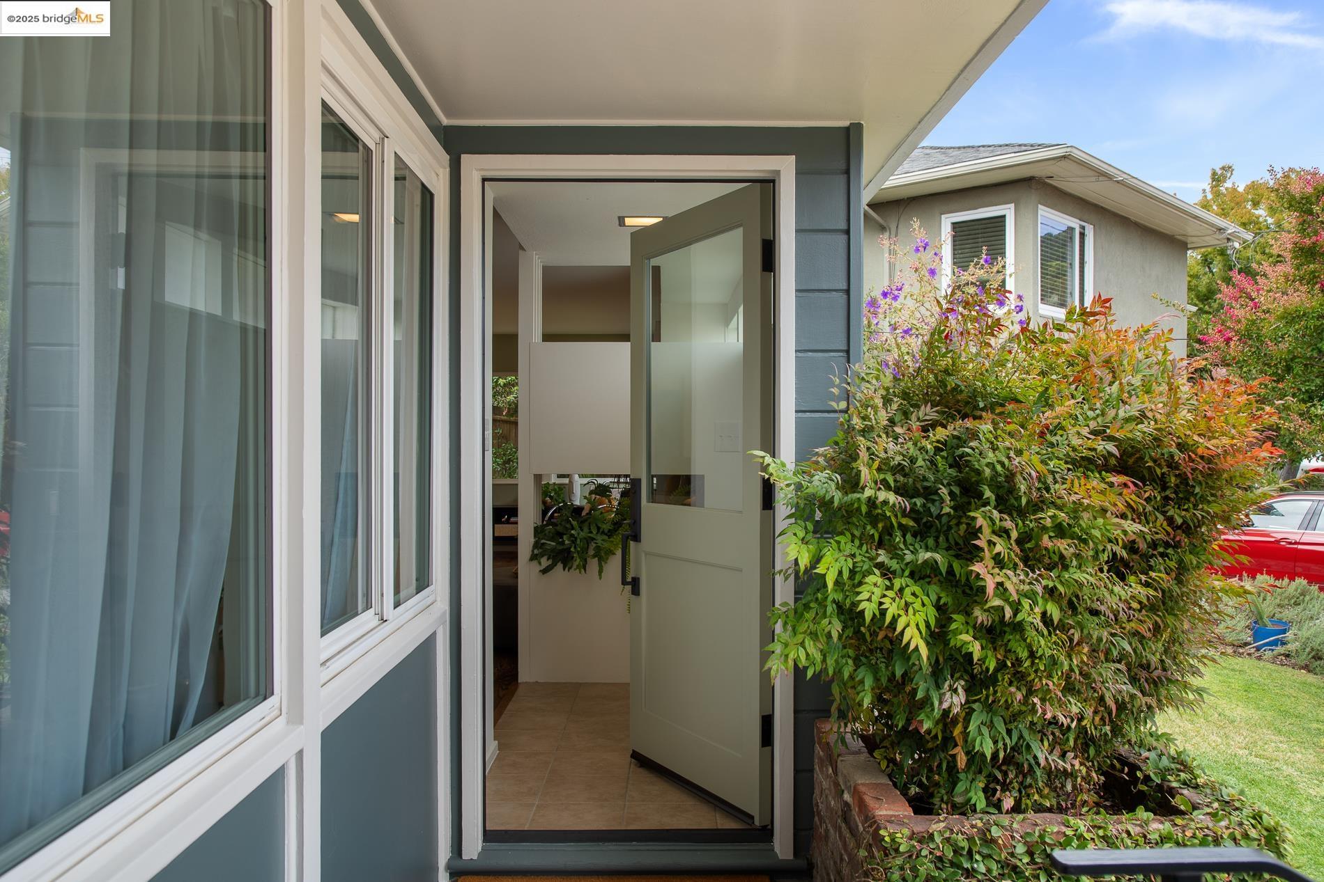 Detail Gallery Image 4 of 40 For 3327 Victor Ave, Oakland,  CA 94602 - 3 Beds | 2 Baths