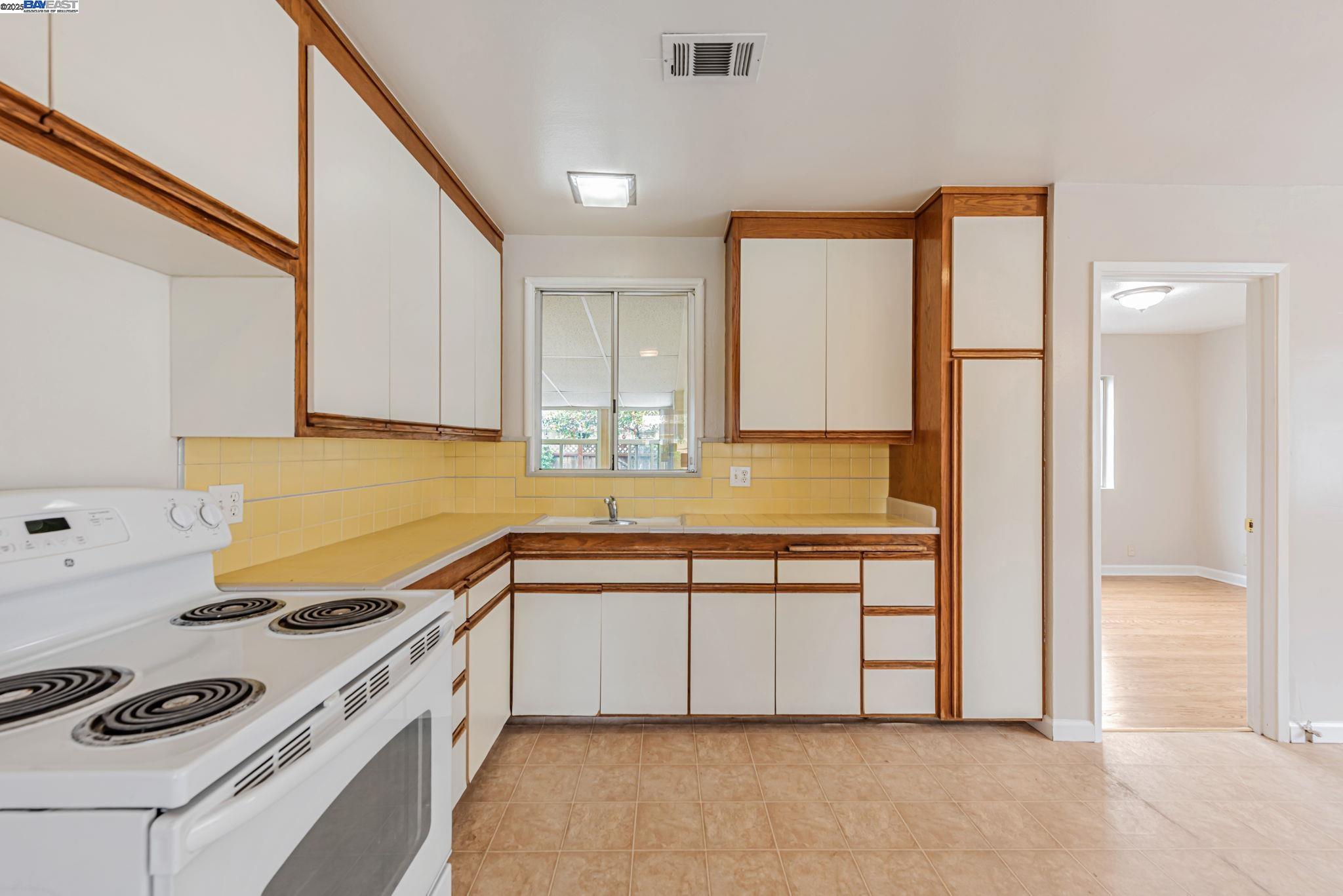 Detail Gallery Image 8 of 39 For 1315 Mersey Ave, San Leandro,  CA 94579-1351 - 4 Beds | 2 Baths