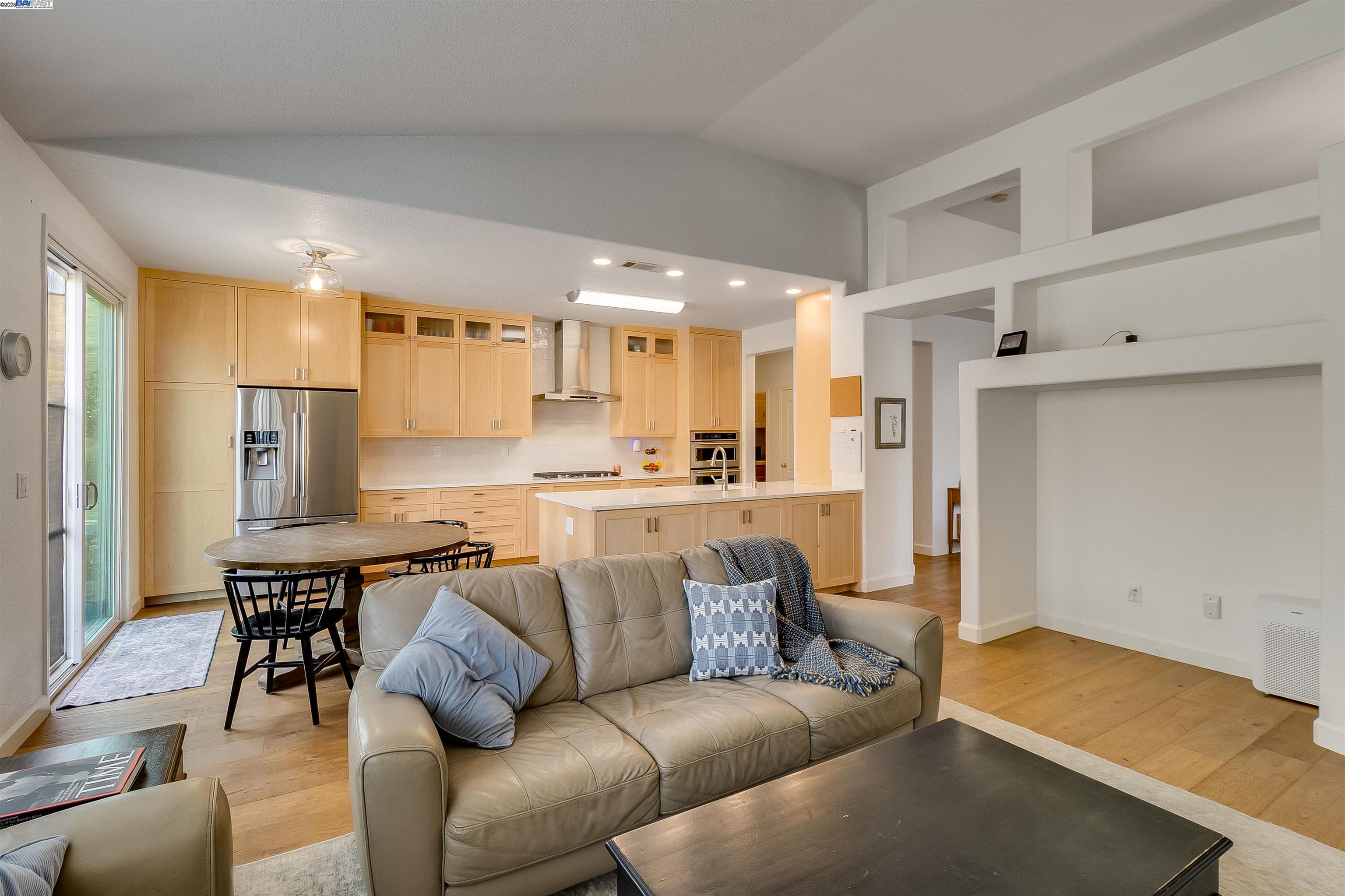 Detail Gallery Image 11 of 58 For 1185 Brooktrail, Pittsburg,  CA 94565 - 6 Beds | 2/1 Baths