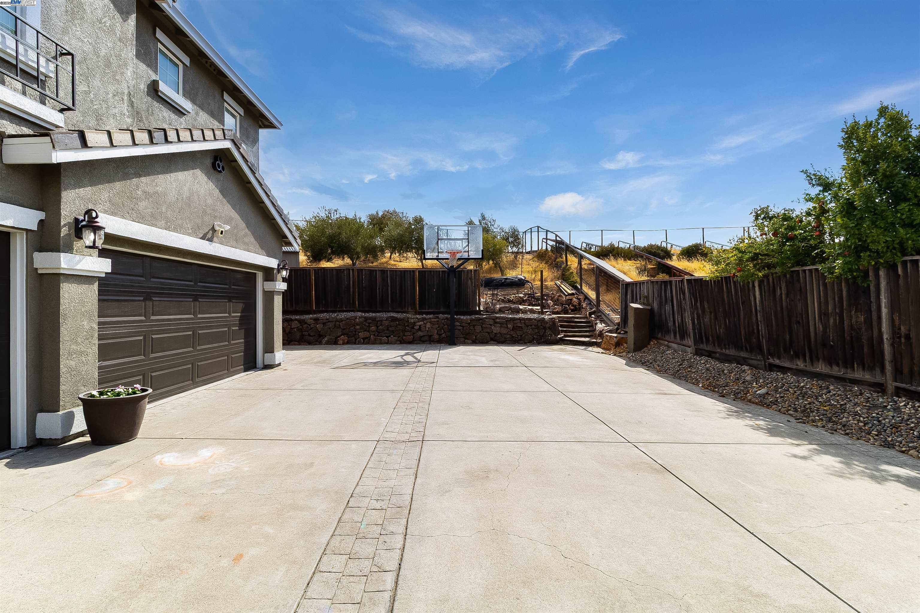 Detail Gallery Image 5 of 58 For 1185 Brooktrail, Pittsburg,  CA 94565 - 6 Beds | 2/1 Baths