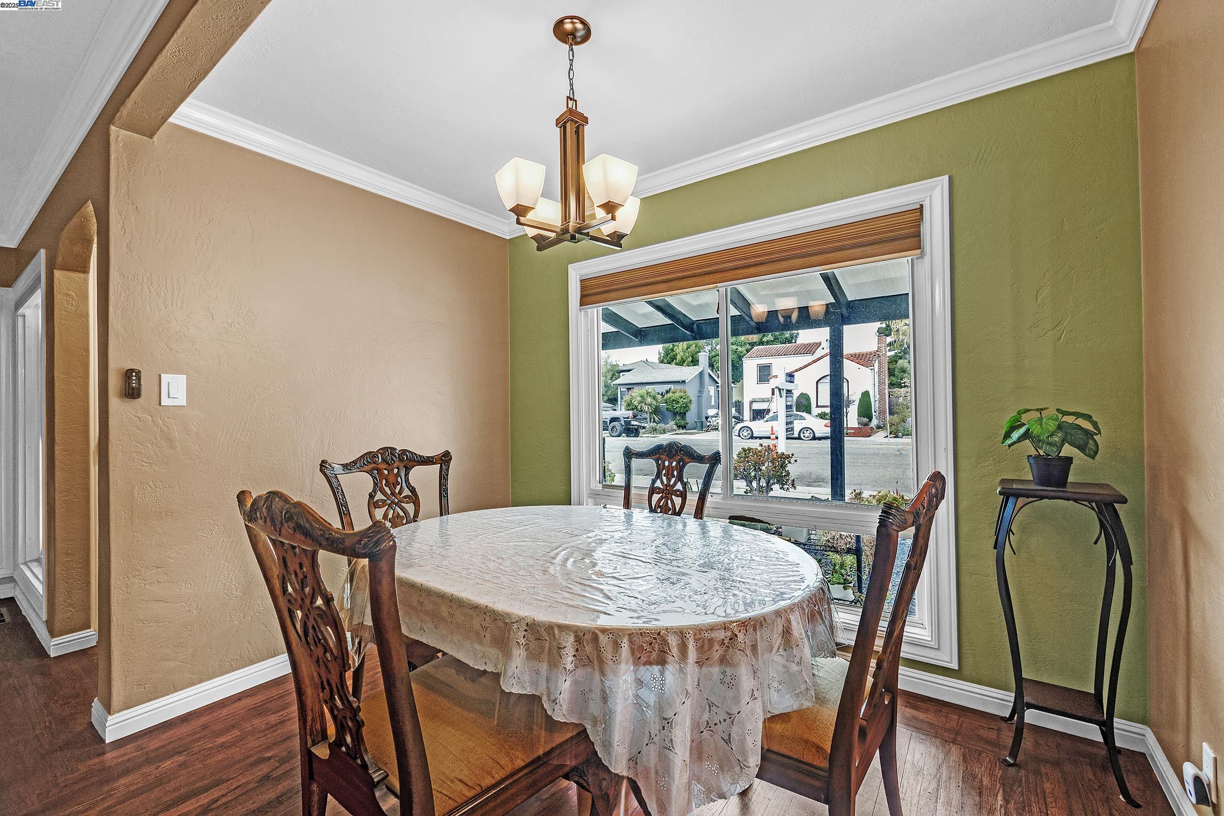 Detail Gallery Image 4 of 44 For 10339 Foothill Blvd, Oakland,  CA 94605 - 4 Beds | 1 Baths