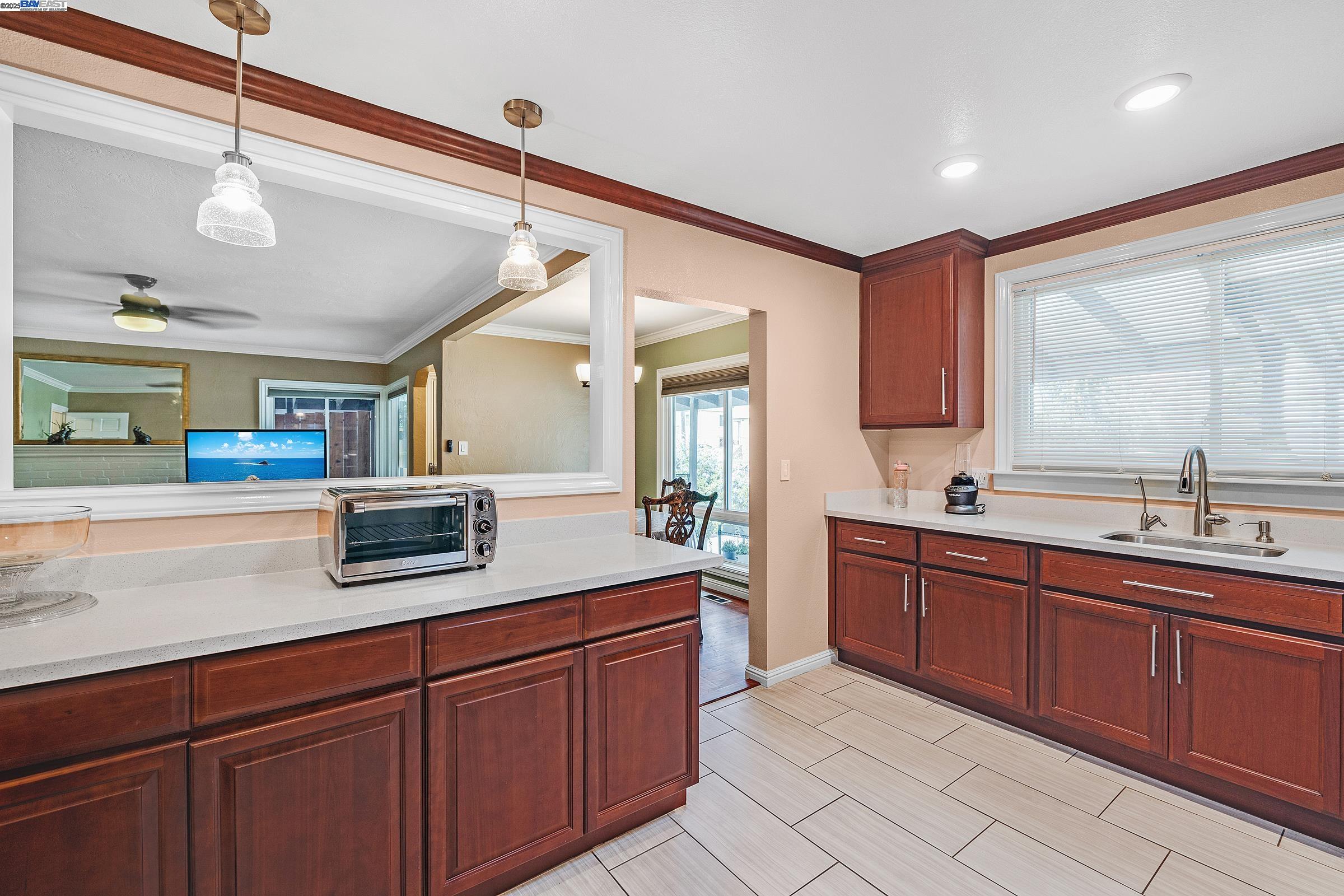 Detail Gallery Image 6 of 44 For 10339 Foothill Blvd, Oakland,  CA 94605 - 4 Beds | 1 Baths