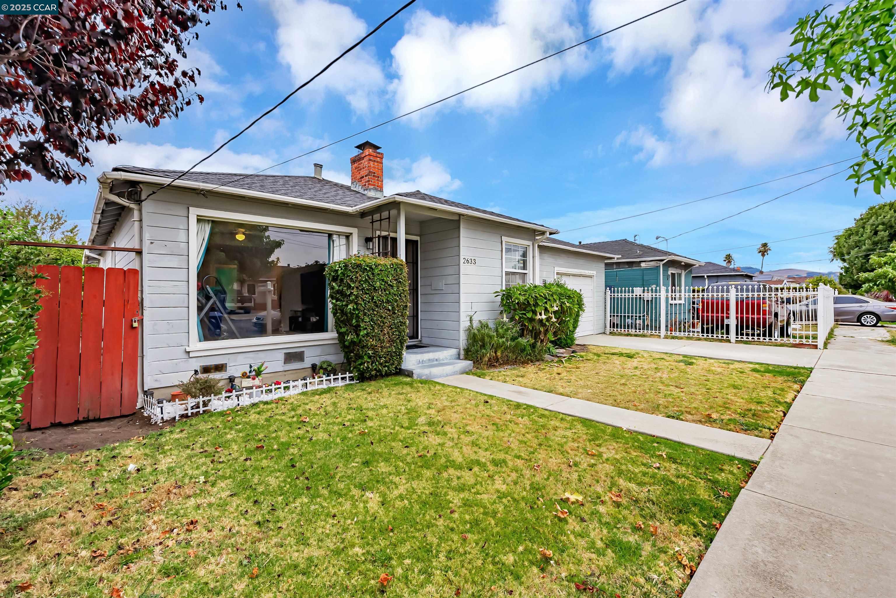 Detail Gallery Image 2 of 31 For 2633 Humphrey Ave, Richmond,  CA 94804 - 3 Beds | 2 Baths