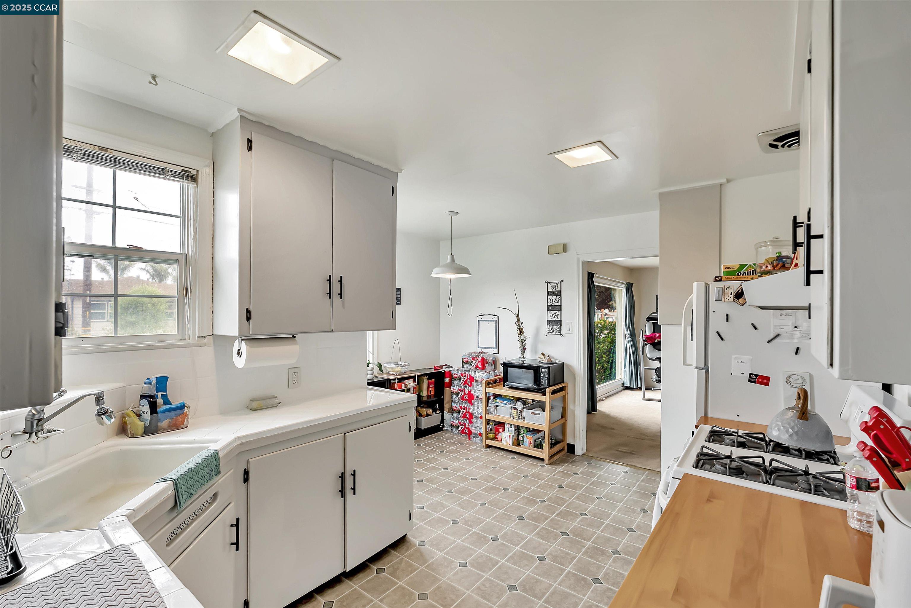 Detail Gallery Image 11 of 31 For 2633 Humphrey Ave, Richmond,  CA 94804 - 3 Beds | 2 Baths