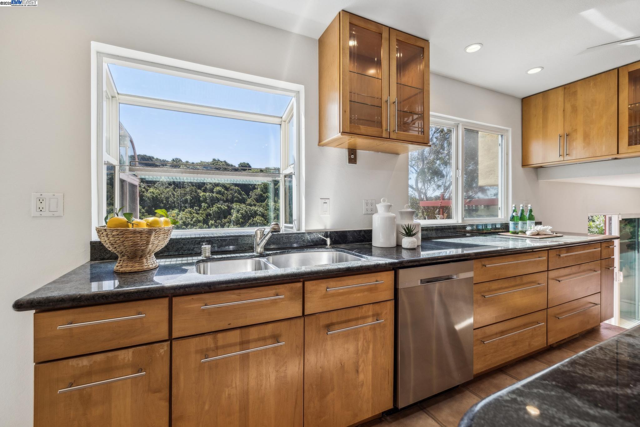 Detail Gallery Image 20 of 55 For 3483 Skyline Dr, Hayward,  CA 94542 - 4 Beds | 3 Baths