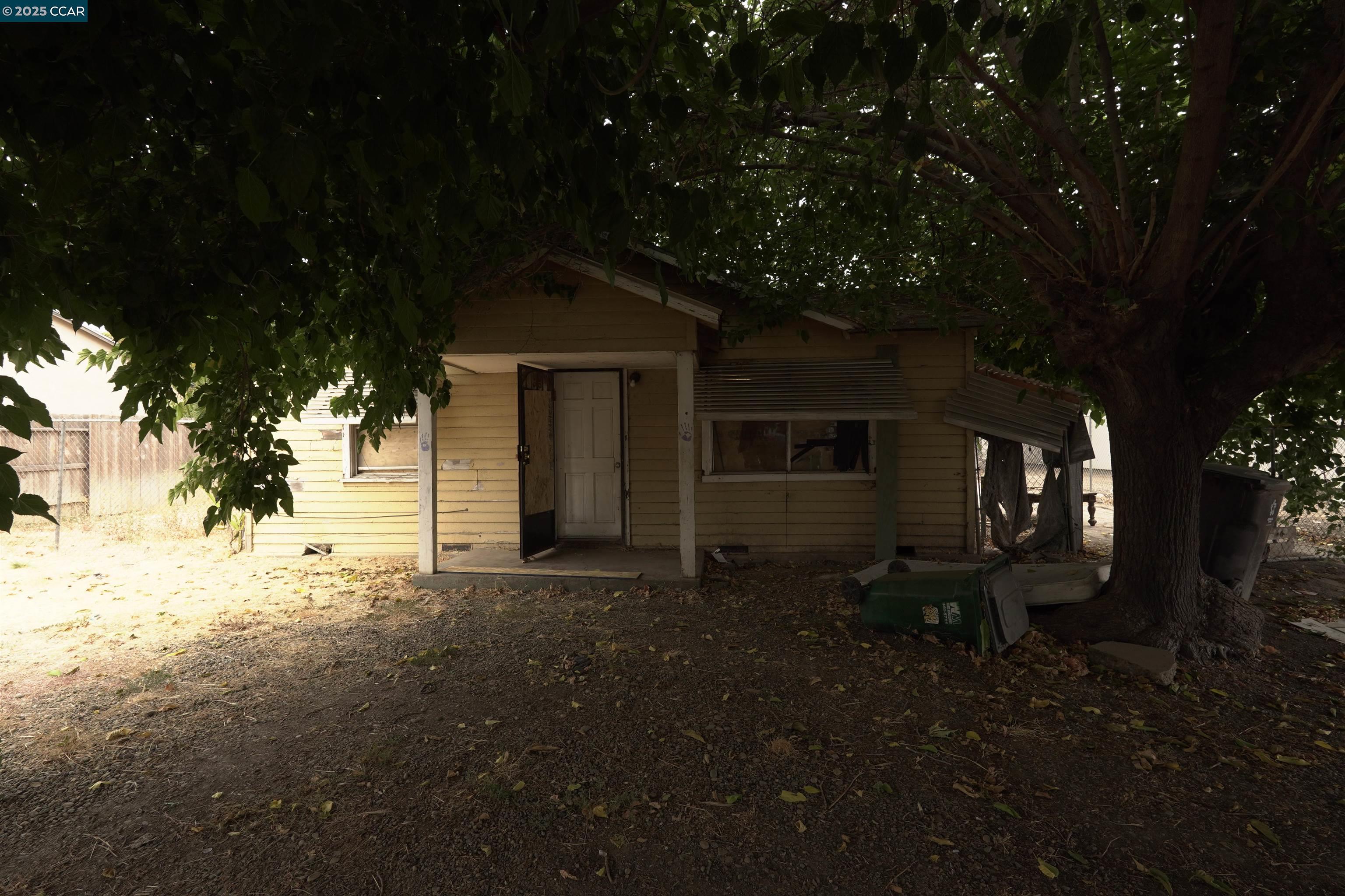 Detail Gallery Image 2 of 22 For 2347 E Alpine, Stockton,  CA 95205 - 4 Beds | 1 Baths