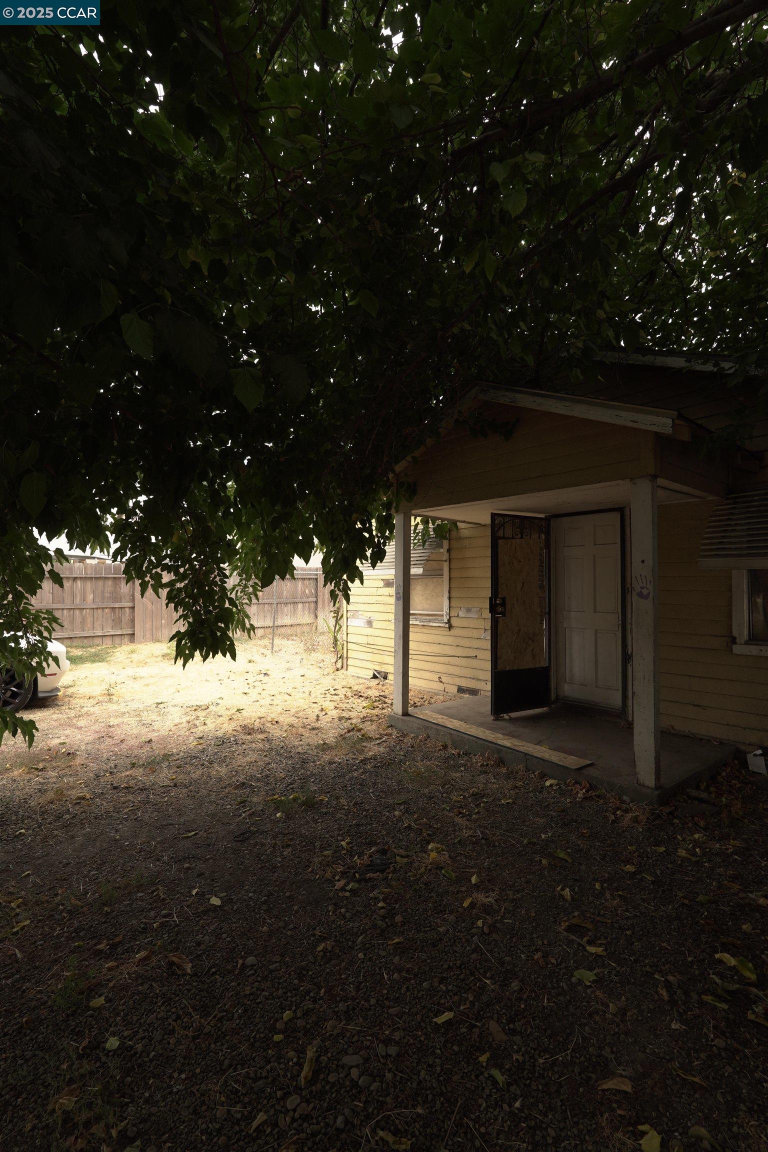 Detail Gallery Image 3 of 22 For 2347 E Alpine, Stockton,  CA 95205 - 4 Beds | 1 Baths