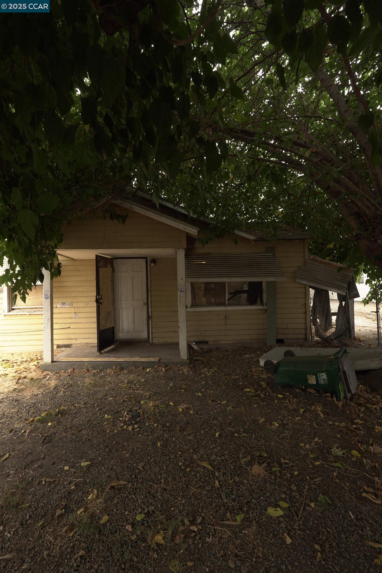 Detail Gallery Image 4 of 22 For 2347 E Alpine, Stockton,  CA 95205 - 4 Beds | 1 Baths