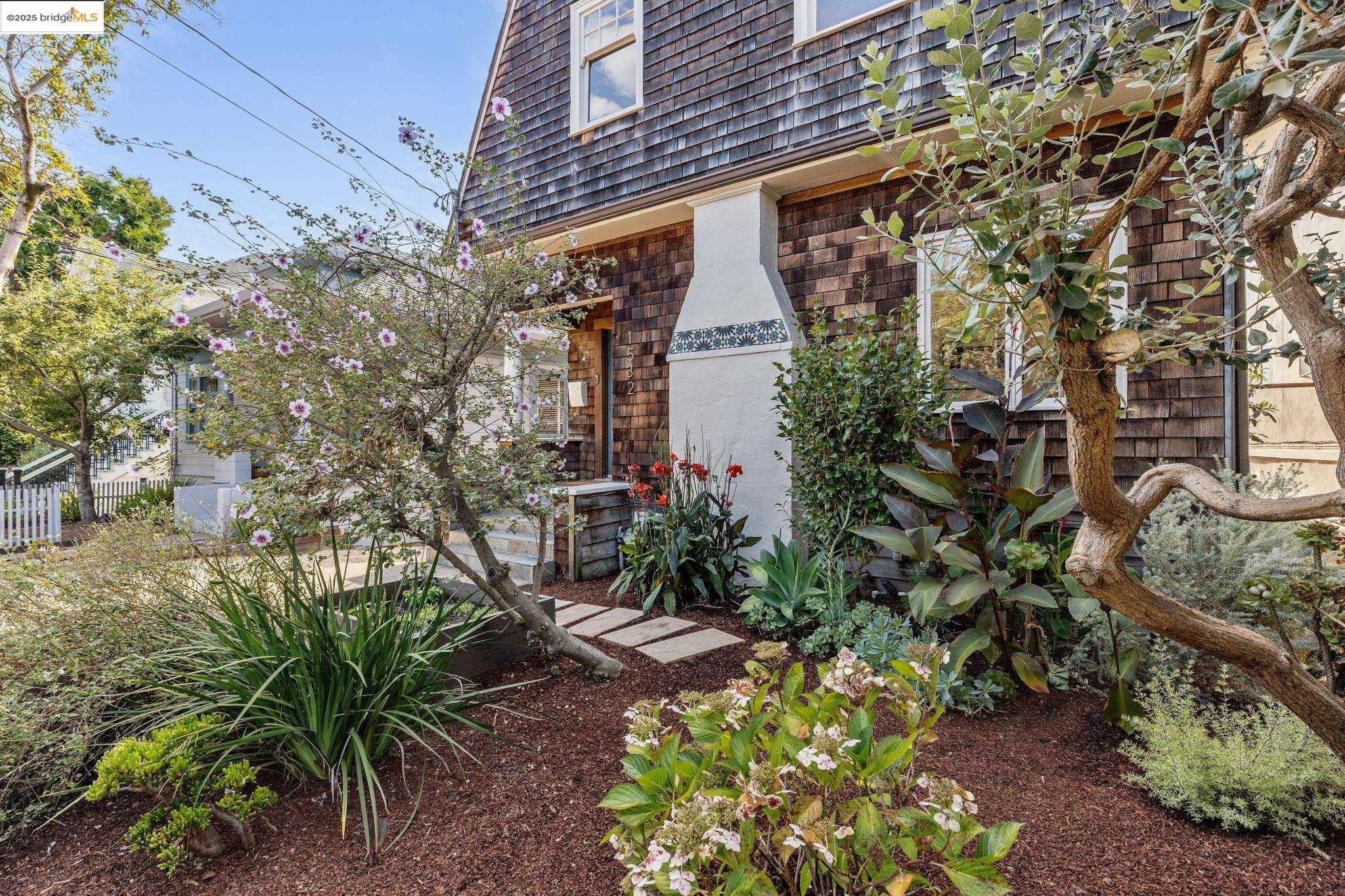 Detail Gallery Image 2 of 60 For 1532 Walnut St, Berkeley,  CA 94709 - 4 Beds | 3 Baths