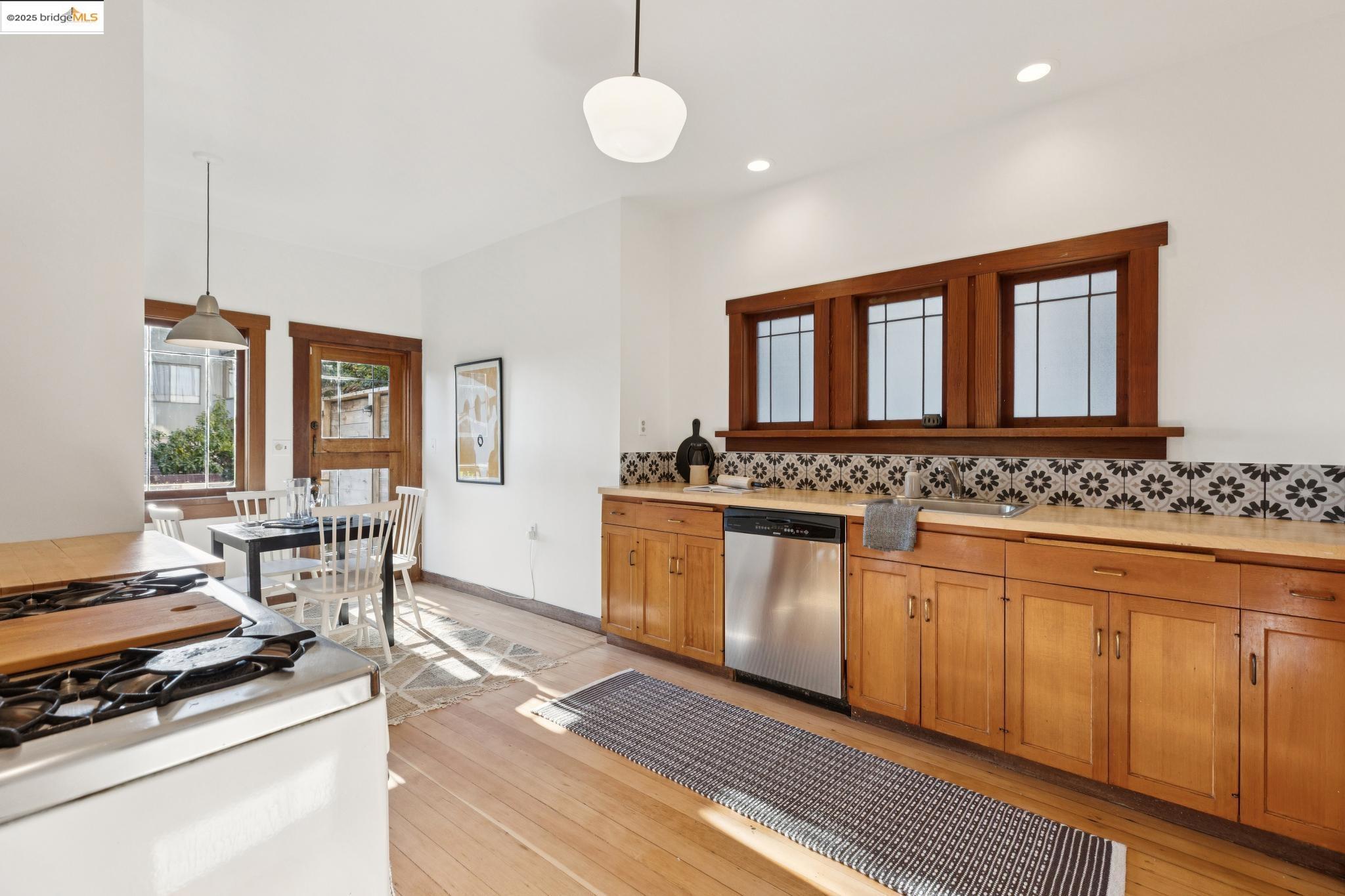 Detail Gallery Image 13 of 60 For 1532 Walnut St, Berkeley,  CA 94709 - 4 Beds | 3 Baths