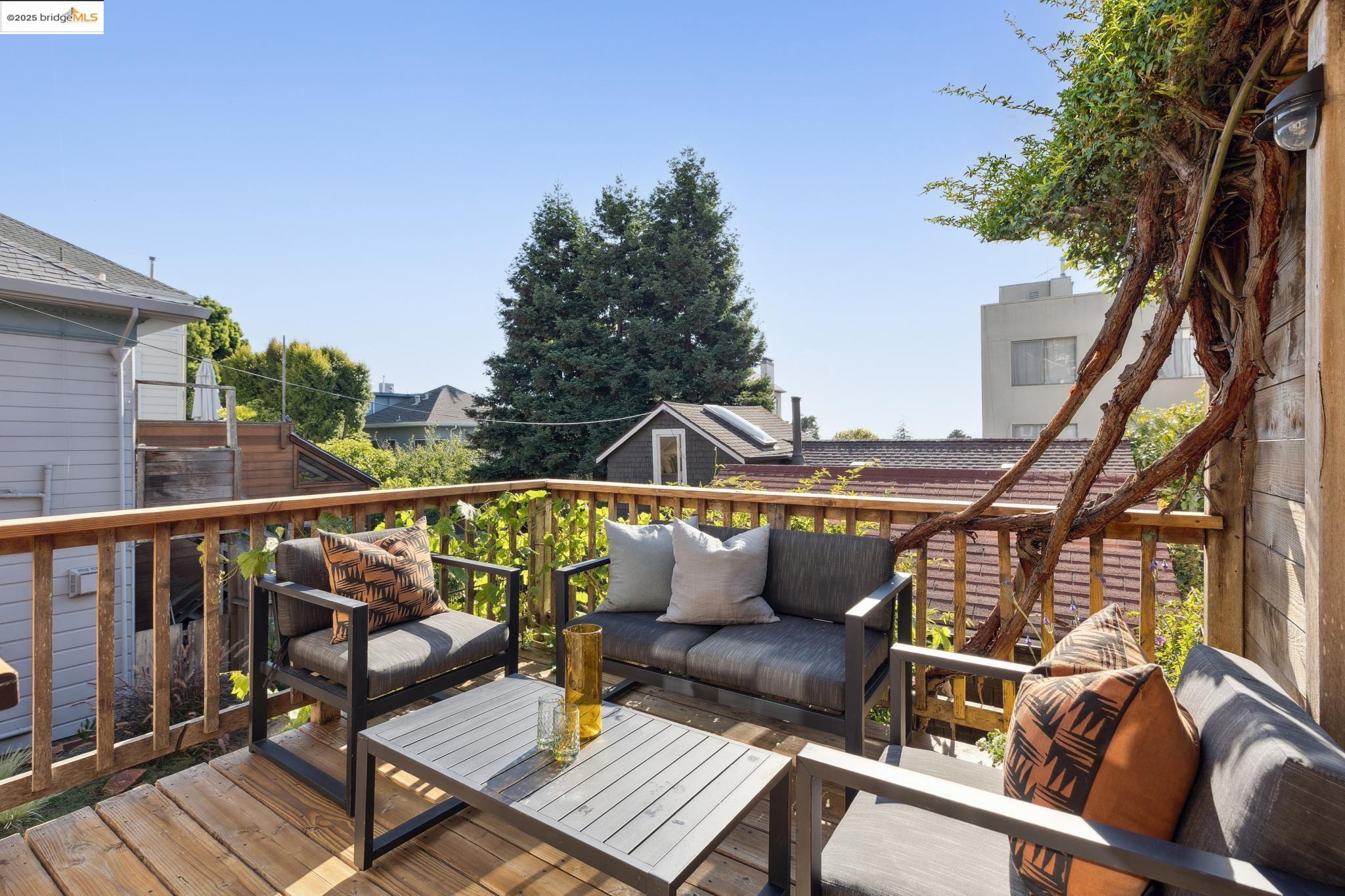 Detail Gallery Image 15 of 60 For 1532 Walnut St, Berkeley,  CA 94709 - 4 Beds | 3 Baths