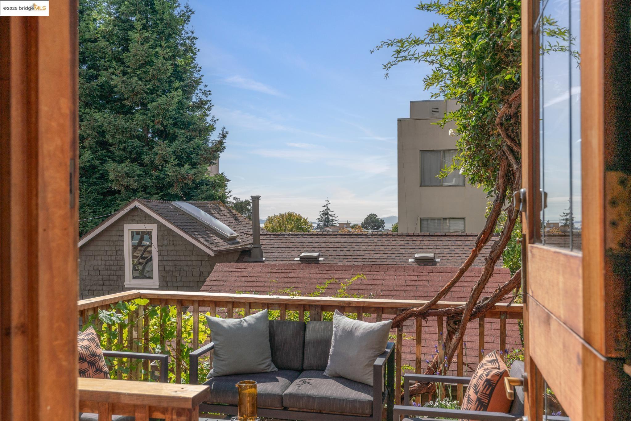 Detail Gallery Image 16 of 60 For 1532 Walnut St, Berkeley,  CA 94709 - 4 Beds | 3 Baths