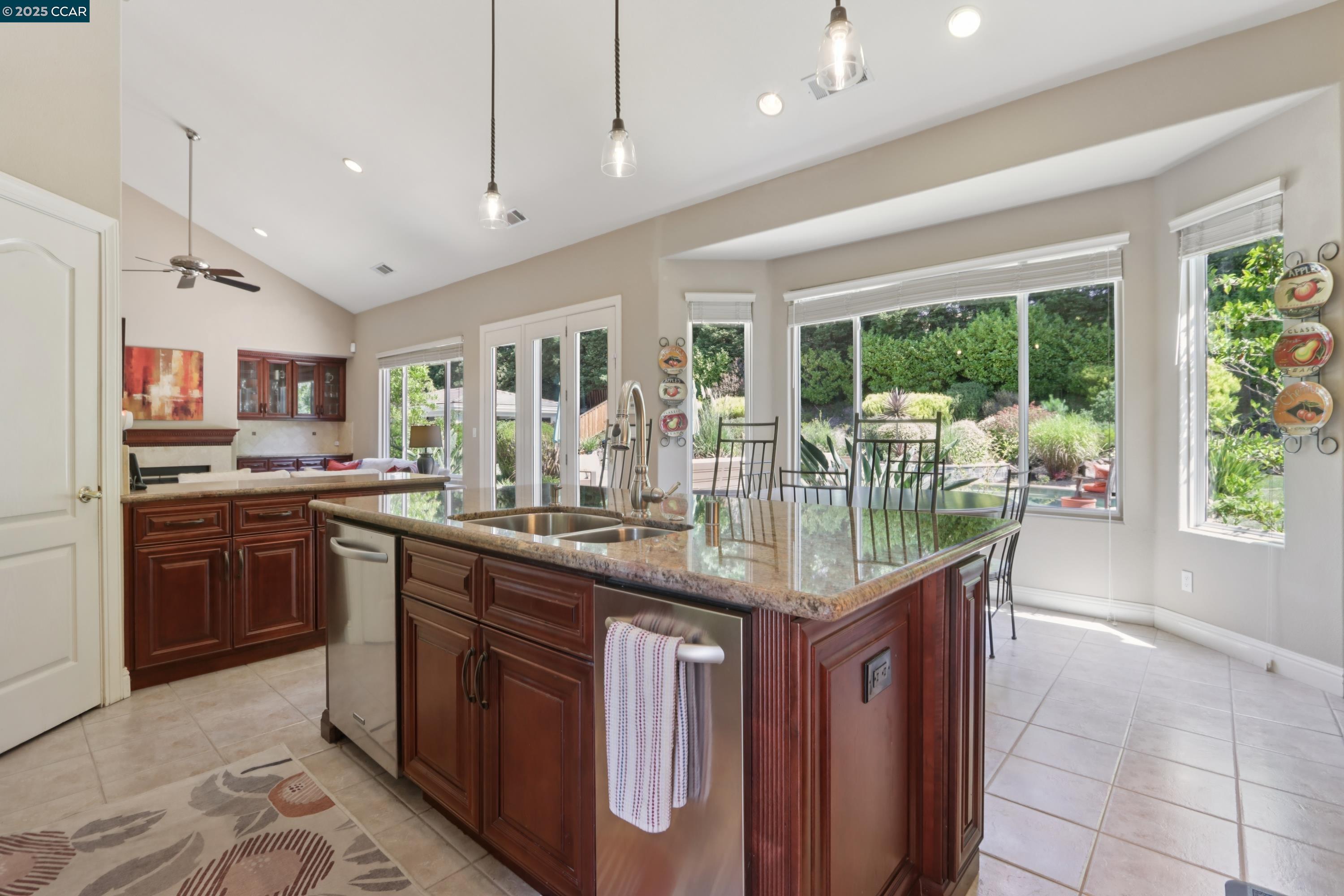 Detail Gallery Image 9 of 55 For 132 Victoria Pl, Danville,  CA 94506 - 5 Beds | 4 Baths