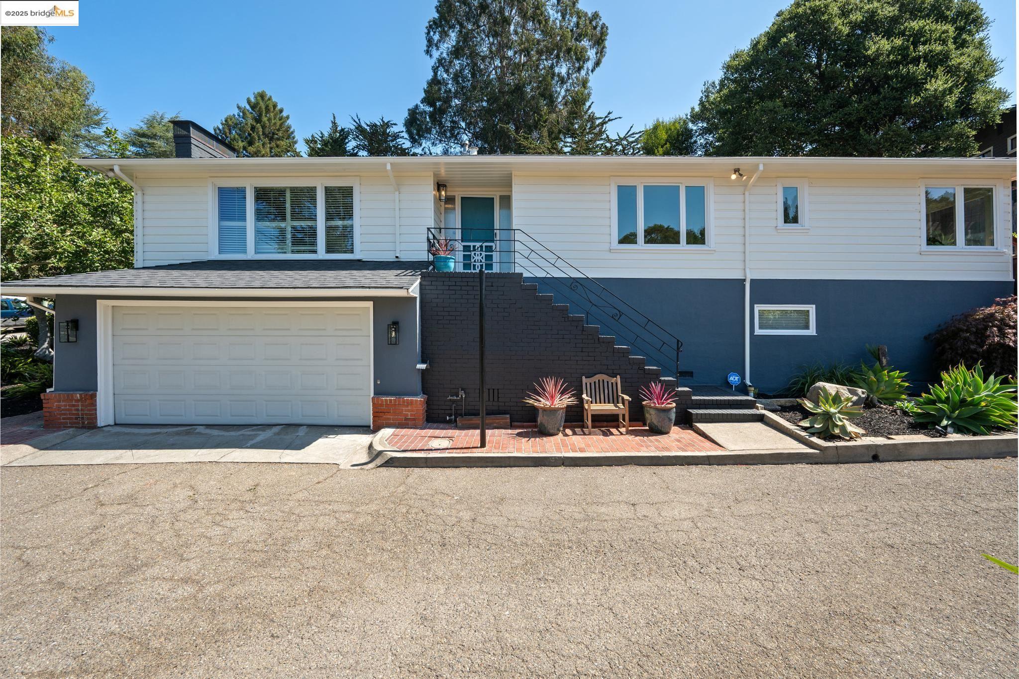 Detail Gallery Image 2 of 60 For 6141 Broadway Ter, Oakland,  CA 94618 - 3 Beds | 2 Baths